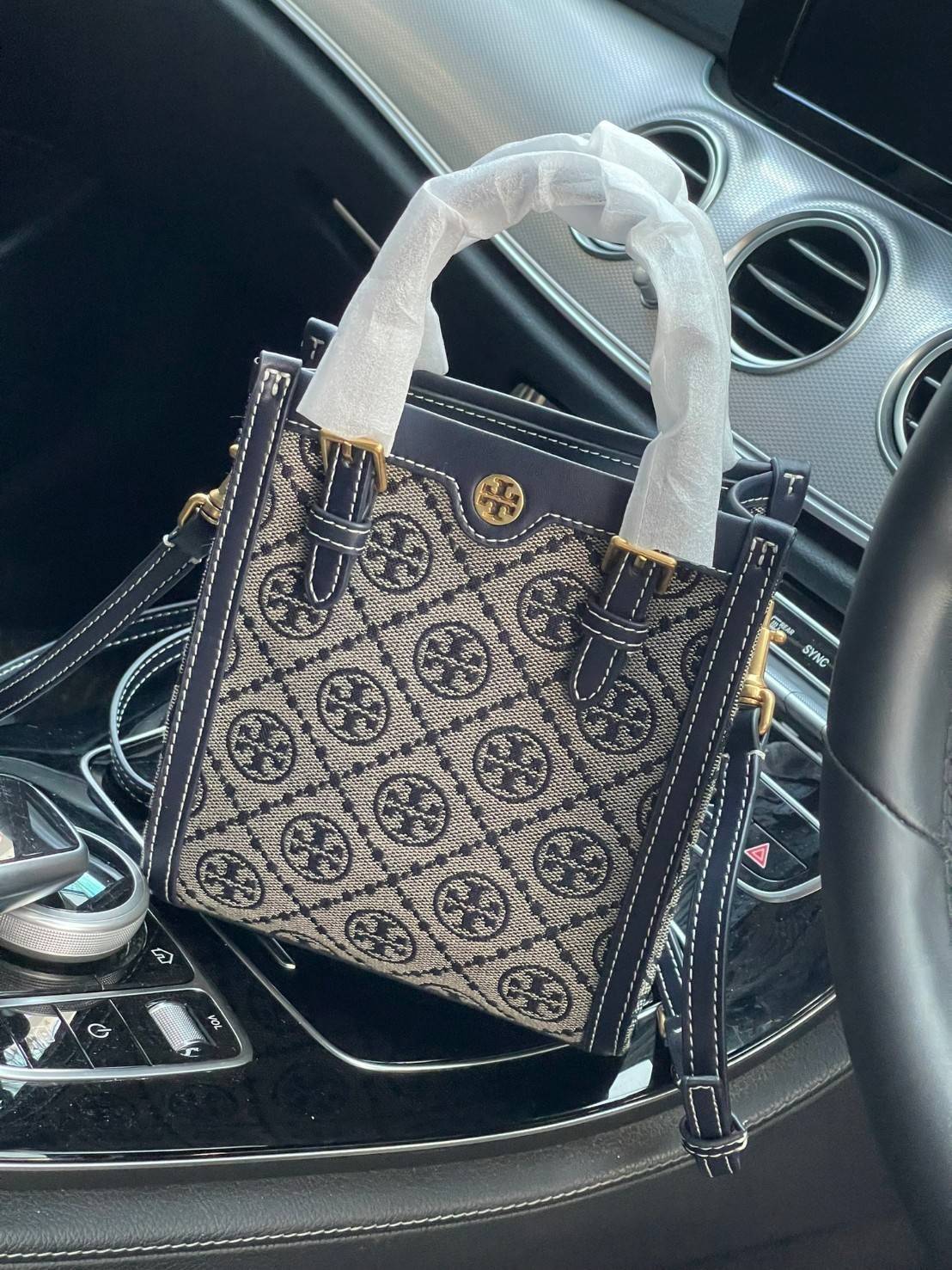 Tory burch t monogram jacquard mini tote ลวดลายT monogram ด้วยโลโก้สุดไอคอนนิคของแบรนด์ โดดเด่นด้วยกราฟฟิคและดีไซน์ ออกมาในหลายรูปแบบหลายคอลเลคชั่น แต่ละคอลเลคชั่นสวยหรูไม่แพ้กัน ทรงมินิโท้ท ขนาดกำลังดี ใช้งานง่าย ก็เป็นอีกหนึ่งรุ่นที่ทันยุคทันสมัยที่สาวๆ