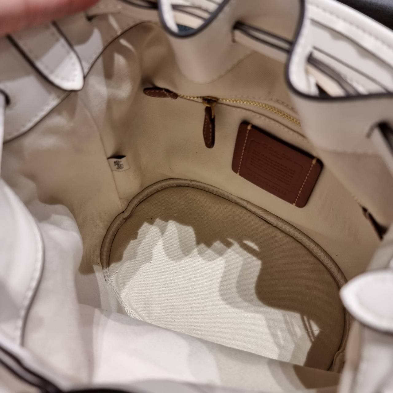 COACH C3853 FIELD BUCKET BAG IN SIGNATURE JACQUARD กระเป๋าสะพายทรงบัคเก็ต รุ่นใหม่ล่าสุด ดีไซน์ลายซิกเนเจอร์บนผ้า jacquard สวยคม เป็นเอกลักษณ์ไม่ซ้ำใคร มาพร้อมสายสะพายผ้าสปอร์ต และสายสั้นสำหรับคล้องแขนได้ สามารถรูดปิดปากกระเป๋าด้วยหนังรอบใบ เพิ่มดีเทลให้ต