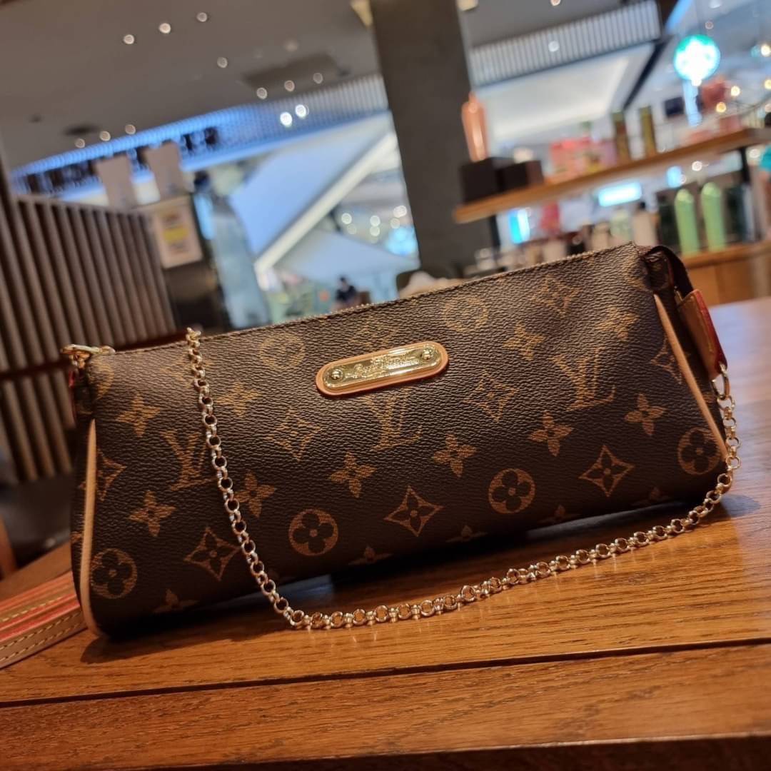 LV CROSSBODY CLUTCH BAG WITH CHAIN / LV Eva Clutch Crossbody Bag กระเป๋าสะพายวีไอพีพรีเมี่ยม วัสดุหนังแคนวาสคุณภาพ โลโก้เพลทอะไหล่ทอง คมชัด หรูหรา เปิด-ปิดกระเป๋าด้วยซิป ภายในเป็นช่องโล่ง ใส่ของใช้สำคัญได้สบายๆ มือถือ พาวเวอร์แบงค์ เครื่องสำอางค์ ของจุกจิ