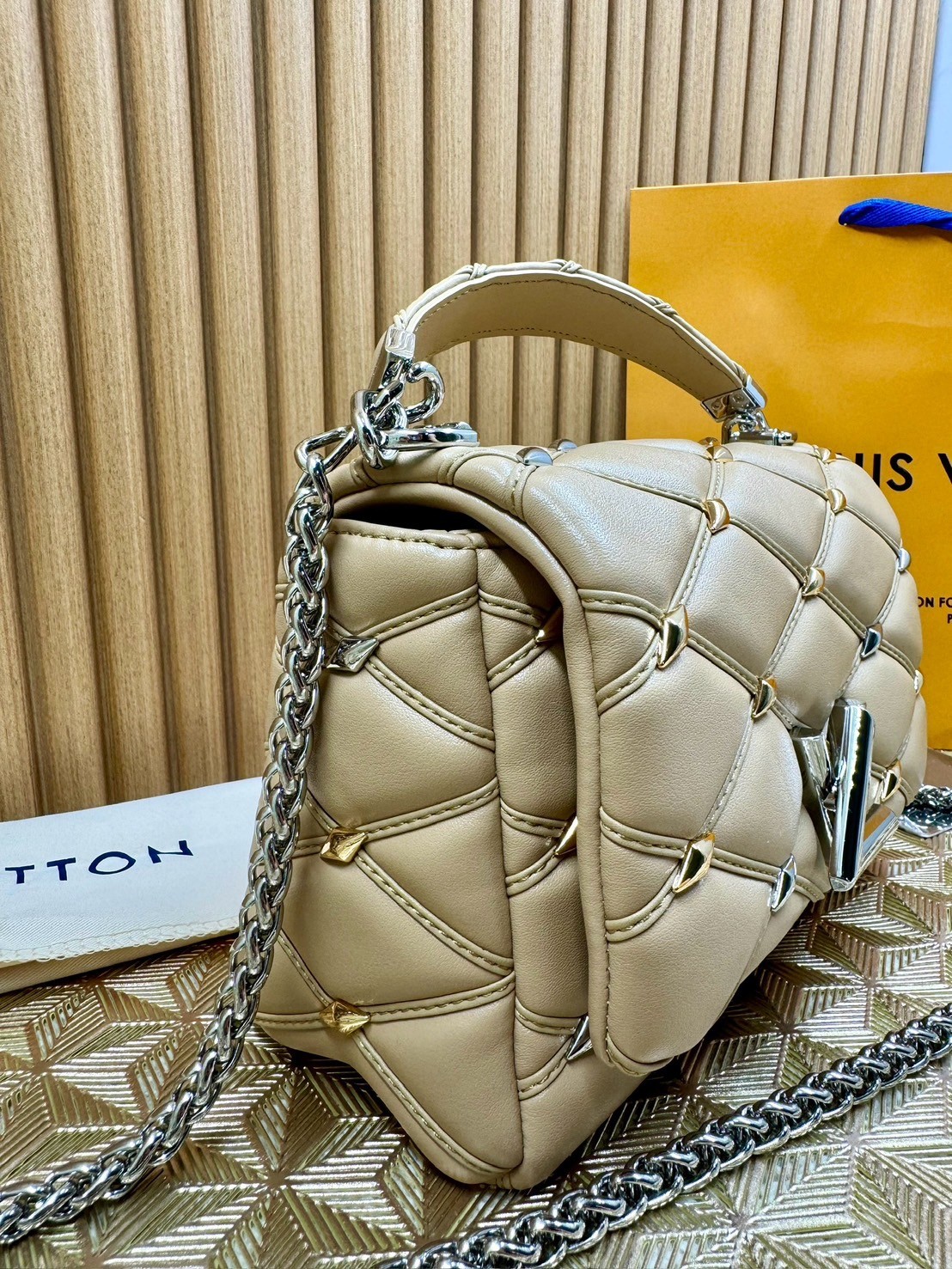 พร้อมส่ง 3 สี LV Twist Bag 24cm / LV GO-14 กระเป๋าหนังบุนวมอันเป็นเอกลักษณ์ของเมซง เกรดออริจินอล 1:1 สลับแท้ ภาพถ่ายจากงานขายจริง