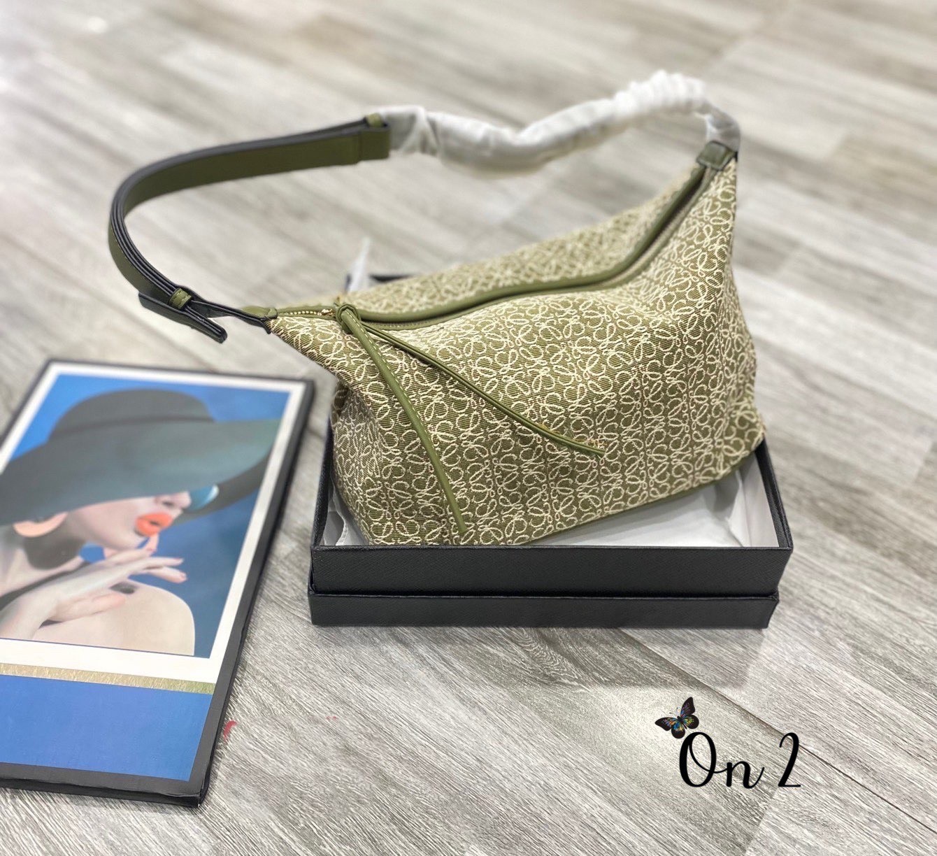 LOEWE Cubi Anagram Small Leather-trimmed Logo-jacquard / LOEWE HANDTASCHE 'CUBI ANAGRAM SMALL' HELLGRÜN คอลเลคชั่นยอดฮิต กับ 4 สีใหม่ล่าสุด กระเป๋าทรงพอช ใบกำลังสวย ดีไซน์ดีเทลน่ารัก