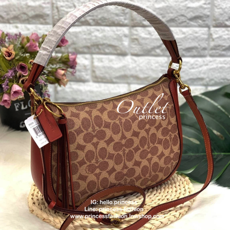 COACH SUTTON CROSSBODY IN SIGNATURE BAG กระเป๋าถือหรือสะพายไหล่ ทรงสวย วัสดุหนังแท้ เนื้อนิ่ม พร้อมพวงกุญแจหนัง เปิดปิดแบบซิป ภายในกว้าง ใส่ wallet ยาว และของใช้ได้เยอะ มีช่องเล็ก พร้อมสายสะพายยาวถอด ปรับได้ค่ะ Dont's miss!!