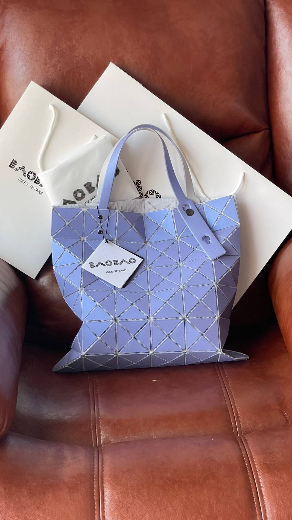 ORIGINAL 🌸 BAO BAO ISSEY MIYAKE LUCENT 6X6 matte tote bag เป็นซีรีส์ที่โดดเด่นด้วยโทนสีสว่าง โดดเด่นด้วยลักษณะต่างๆ เช่น ตาข่ายสว่างที่มองเห็นได้ผ่านช่องว่างระหว่างชิ้นสามเหลี่ยม