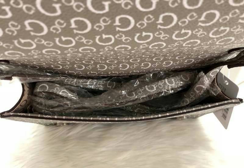 GUESS Embroidery Shoulder Bag กระเป๋าไหล่หรือ crossbody วัสดุหนังแกะเทียม น้ำหนักเบา ตัวกระเป๋าเพ้นท์ลายตัวG ทั้งใบ พร้อมปักรูปดอกไม้ด้านหน้า มาให้ งานปักละเอียด สวยมากๆ ค่ะ เปิดปิดกระเป๋าแบบฝาปิด แม่เหล็ก ใข้งานง่าย ด้านในโล่ง ใส่ ipad mini ได้ และมีช่อง