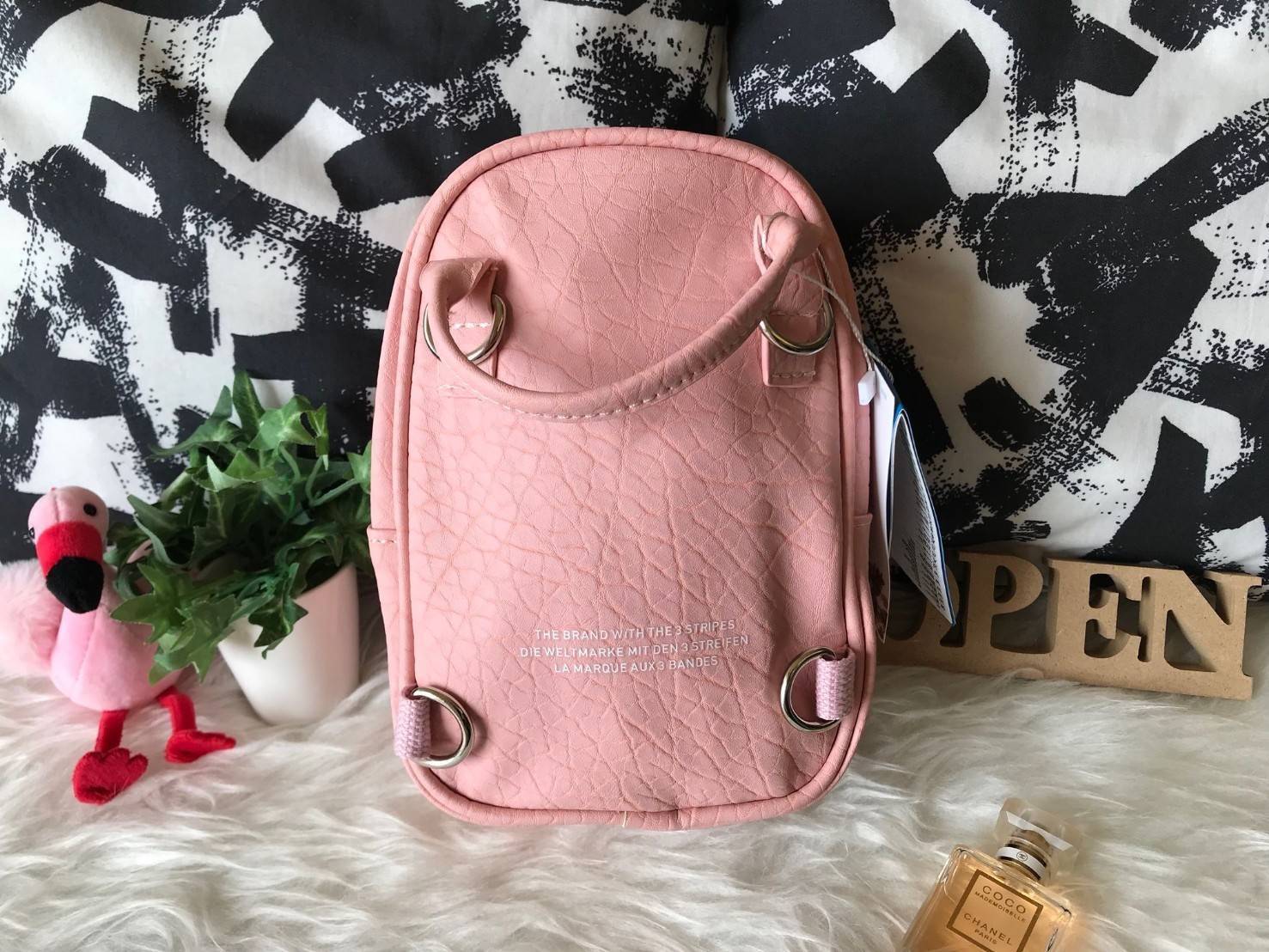 ADIDAS ORIGINALS CLASSIC MINI BACKPACK กระเป๋าเป้ทรงคลาสสิคไซส์มินิจากแบรนด์ adidas มาในขนาดกระทัดรัด น้ำหนักเบา พกพาสะดวกมากๆ วัสดุหนังนิ่มมือสุดๆ!! ทำความสะอาดง่าย เปิด-ปิดกระเป๋าด้วยซิป มีช่องหลักและช่องย่อยด้านหน้า หัวซิปปั๊มแบรนด์อะไหล่สวย ภายในกระเป