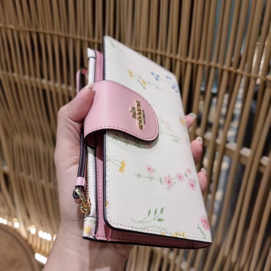 COACH C3371 TECH PHONE WALLET WITH SPACED WILDFLOWER ดีไซน์ใหม่ คอลเลคชั่นสวยหรู กระเป๋าสตางค์พร้อมสายคล้องมือ ง่ายต่อชีวิตมากจ้า!! มันดีอะไรเบอร์นี้ ใส่ได้ทั้งบัตร และโทรศัพท์ก็ใส่ได้ทุกรุ่น แถมยังมีช่องซิปแยกไปอีก ช่องเยอะไม่ต้องห่วงจริงๆ วัสดุหนังแคนวา