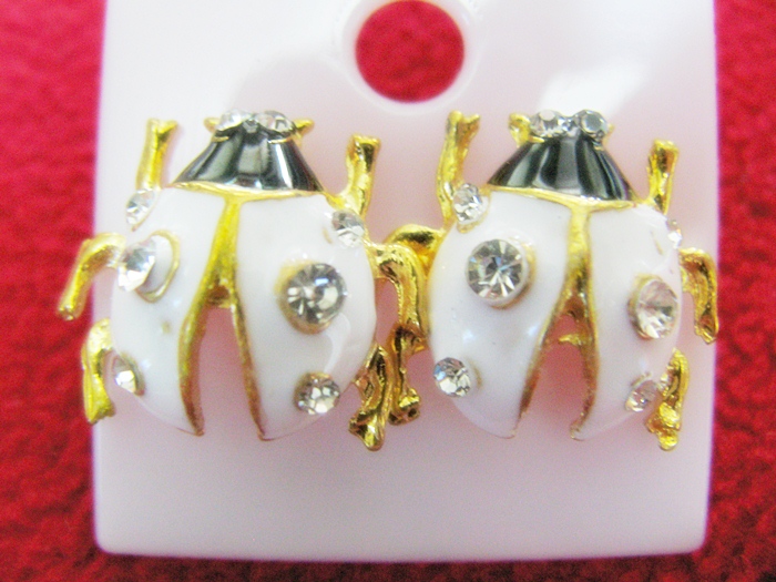 สินค้าหมดค่ะ ต่างหูเต่าทองสีขาวประดับพลอยค่ะ