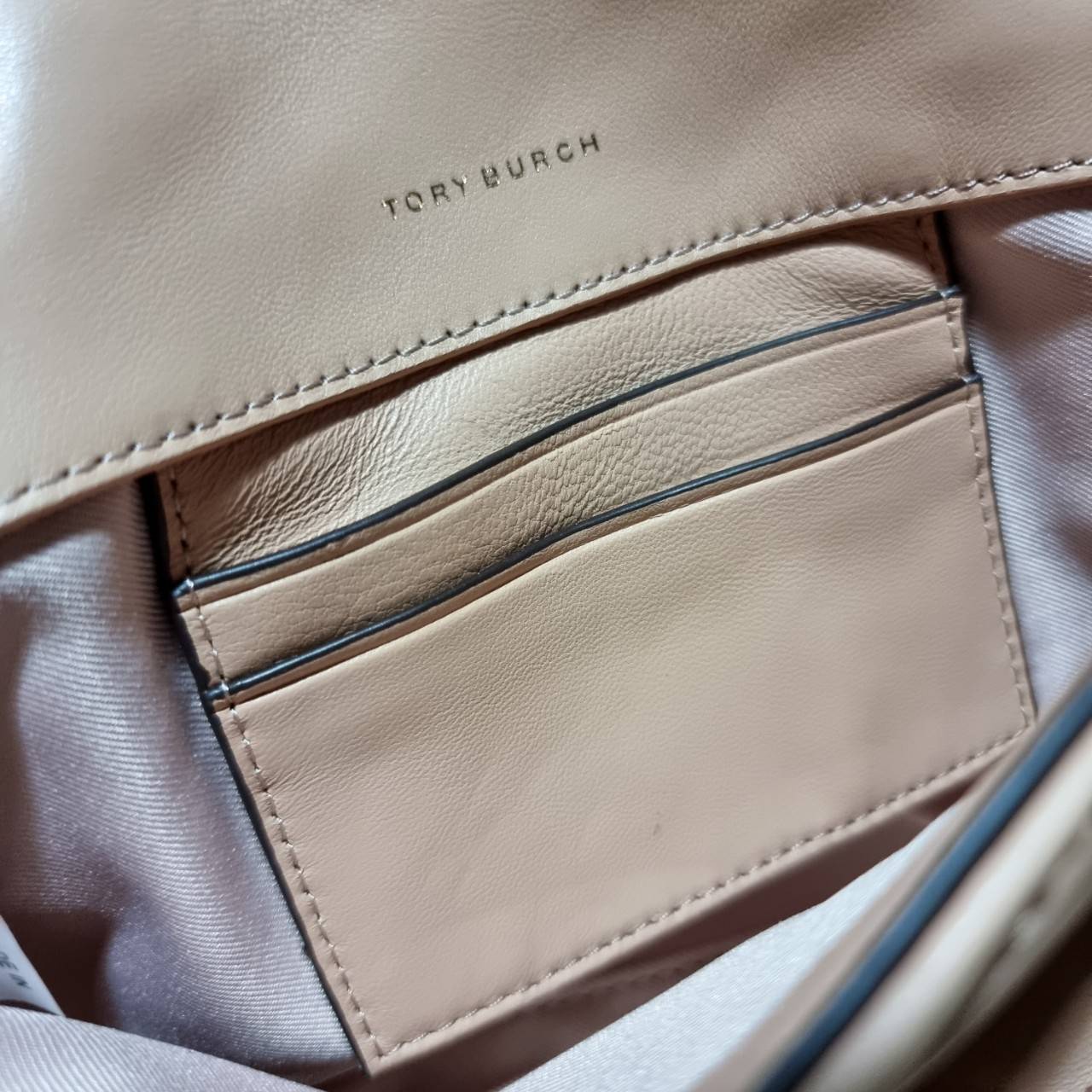 TORY BURCH KIRA CHEVRON EMBELLISHED LOGO MINI BAG ตามคำเรียกร้องจ้า!! ไซส์มินิ สะดวกใช้ พกพาง่าย สไตล์คุณหนู!! กระเป๋าสะพายข้าง ดีไซน์ทรงคลาสสิค โดดเด่นด้วยโลโก้ดีไซน์ประดับเม็ดสี เพิ่มมูลค่าและดึงดูดสายตามากขึ้น วัสดุหนังแกะ สัมผัสนิ่มมือ เปิด-ปิดด้วยกระ