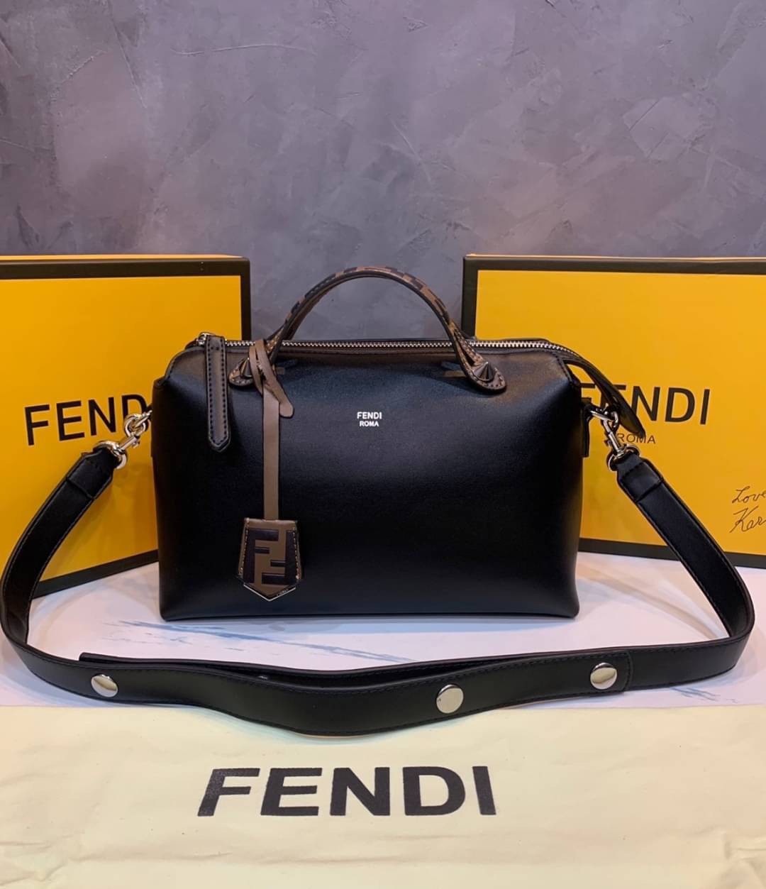 FENDI By The Way tote น้องงกลับมาแล้วว ใครรออยู่ห้ามพลาดจร้าา สวยๆอย่างนี้อดใจยังไงไหว!! กระเป๋ารุ่นที่ไม่ว่าจะใช้แบบหิ้วหรือสะพายข้างก็สวยทุกลุค แถมแมทกับชุดได้ง่าย เหมาะกับทุกๆวัน สินค้าพร้อมส่ง มีจำนวนจำกัด