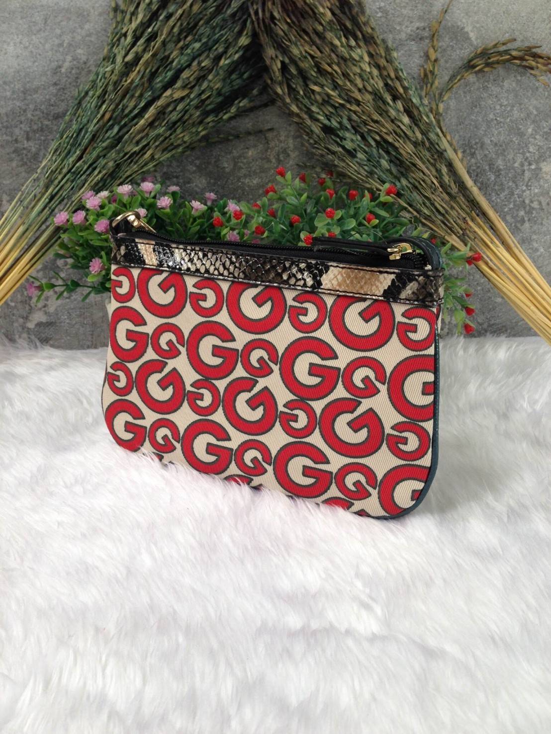 Guess clutch bag กระเป๋าคลัชถือ มาพร้อมสายสะพาย น้ำหนักเบา สีสันสวยงาม แต่งแคนวาสด้วยอักษรG สลับหนังลาย โลโก้โลหะสลักบนหนัง สามารถใส่ iPhone 8+ ได้ สวยหรู น่าใช้มากค่า