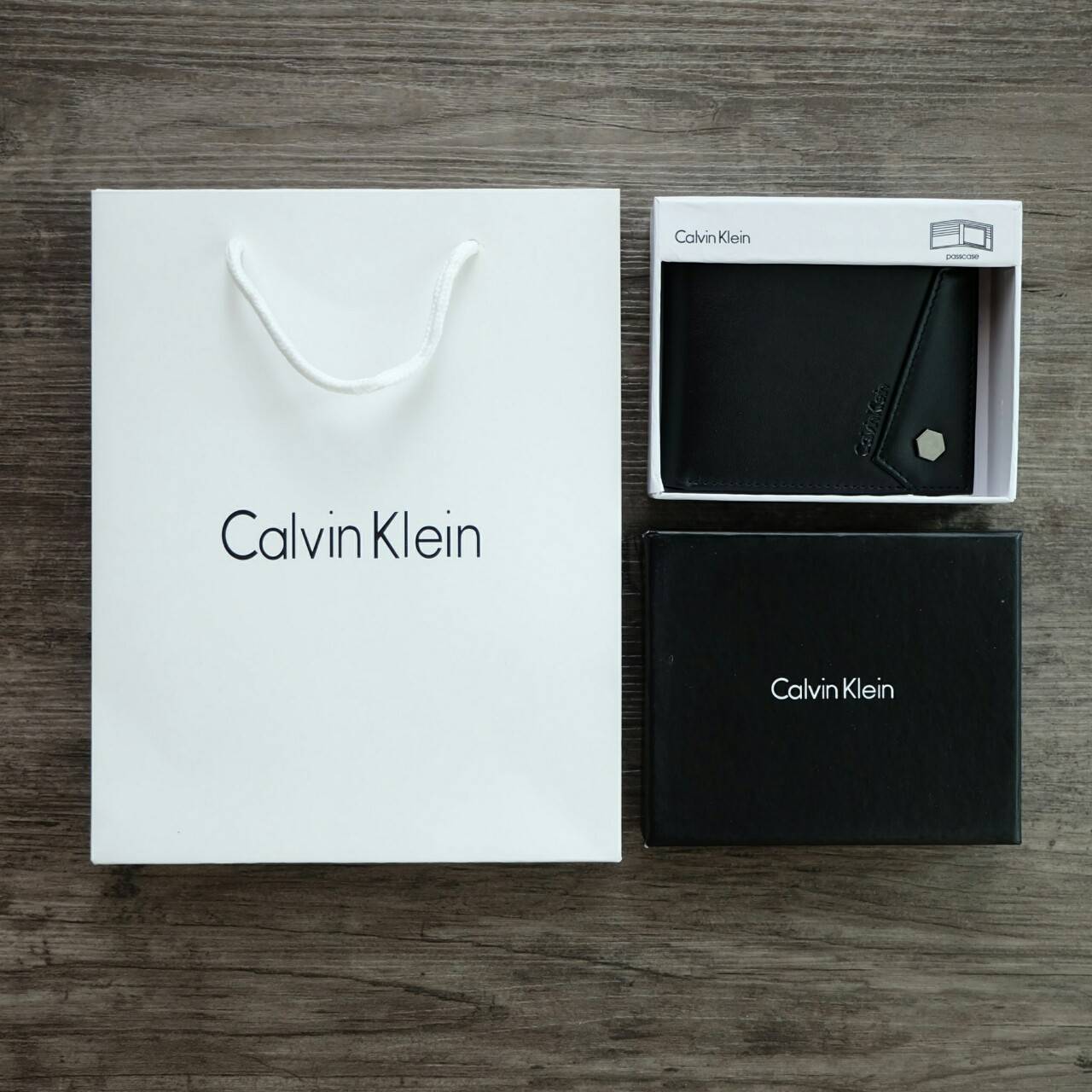 Calvin Klein Short Wallet กระเป๋าสตางค์ใบสั้น ด้านหน้ามีโลโก้แบรนด์ และตกแต่ง ด้วยหมุดโลหะเงิน ภายในมีช่องใส่ธนบัตร ช่องใส่บัตรหลาย ช่อง และช่องใส่รูป จะมอบเป็นของขวัญหรือใช้เองก็แนะนำค่ะ