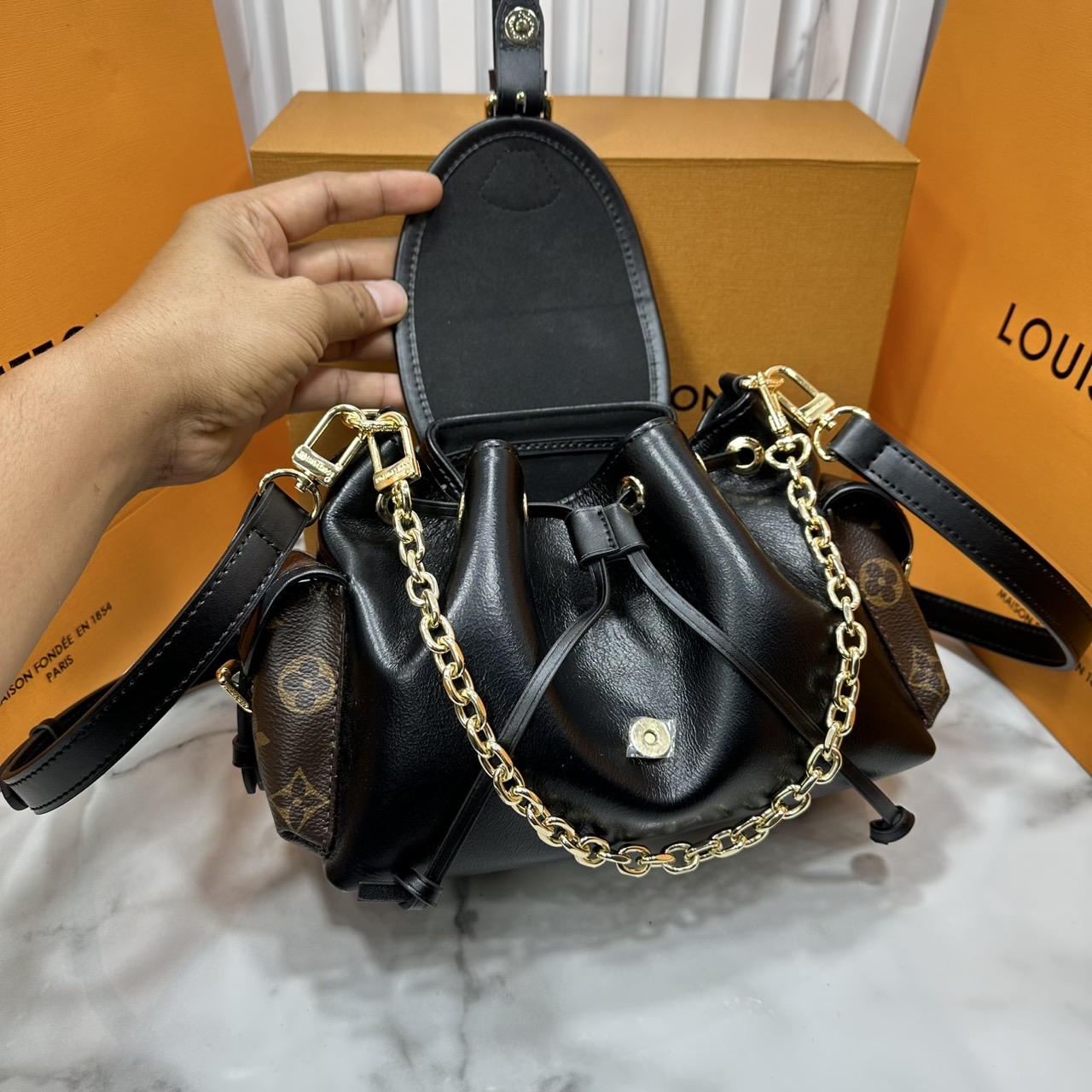 ORI หนังแท้ | LV Odyssee bag Monogram Canvas กระเป๋าสะพายดีไซน์ใหม่ คอลเลกชันประจำฤดูกาล Pre-Fall 2025 ออกแบบมาเพื่อเชิดชูมรดกล้ำค่าที่สืบทอดจากรุ่นสู่รุ่น ดีไซน์ทันสมัยใช้งานได้ทุกวัน