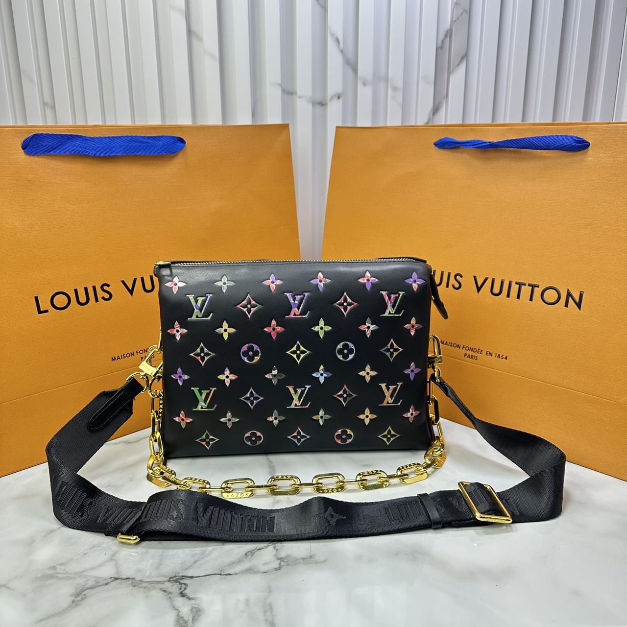 ORI หนังแท้ | LV Coussin PM bag Soft leather with Monogram pattern กระเป๋าถือสะพายไหล่ หรือถือเป็นกระเป๋าคลัทช์ หนึ่งในไอเท็มโดดเด่นจากแฟชั่นโชว์คอลเลกชันประจำฤดูกาล Spring-Summer หนังบุนวม