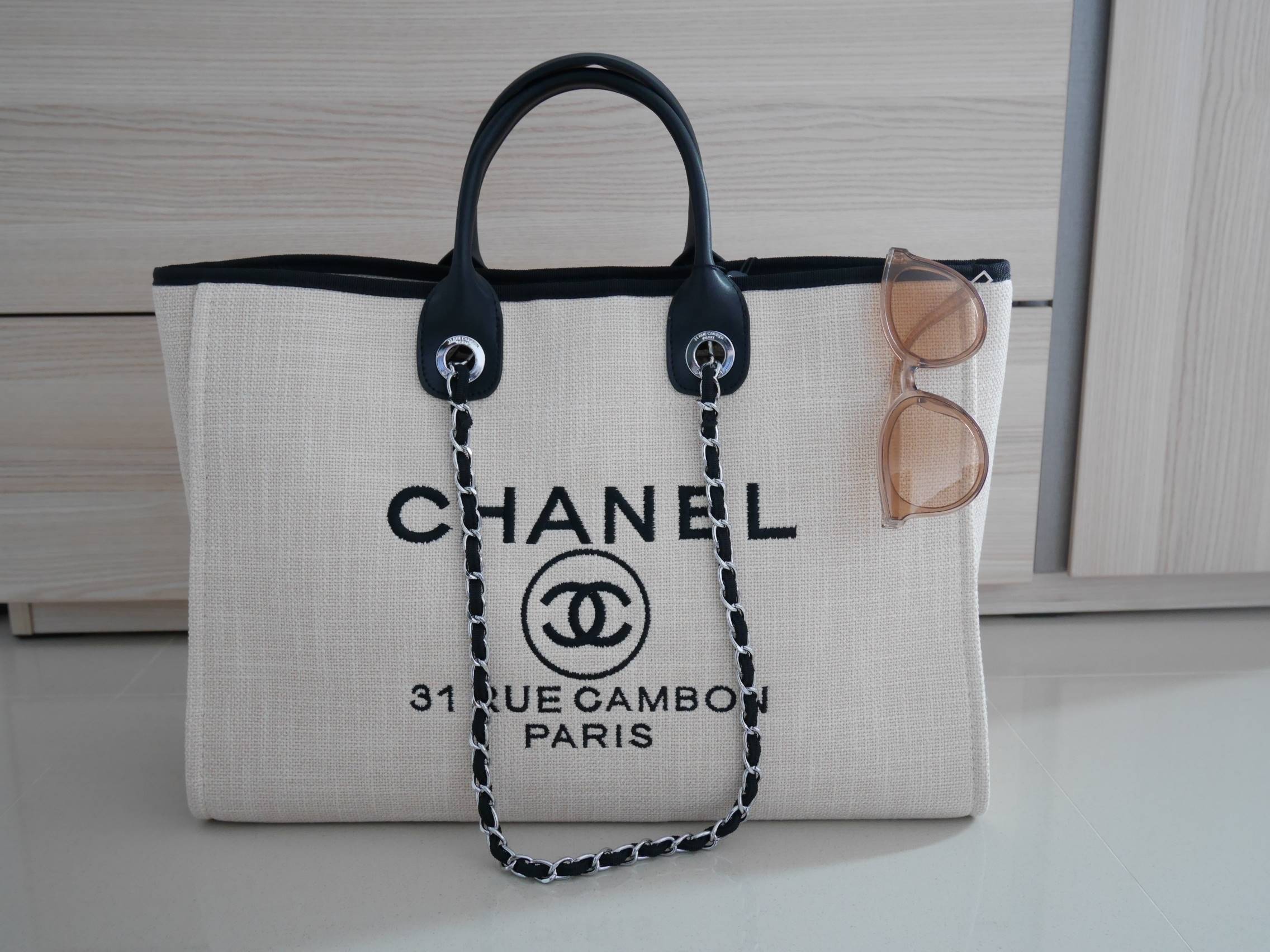 How Cute! 🎄🎄 รุ่นใหม่ล่าสุด!! ที่สาวๆรอคอย Chanel tote canvas bag จากงานพรีเมี่ยม VIP GIFT รุ่นดังเลยค้า Size ใหญ่อลัง บอกเลยว่า **งานดีที่สุด ตัวกระเป๋า กระเป๋าผ้าเป็นผ้า canvas เนื้อดีสมราคา สัมผัส นุ่มลื่นมือมากกกก อะไหล่เงินปั้มแบรนด์แ
