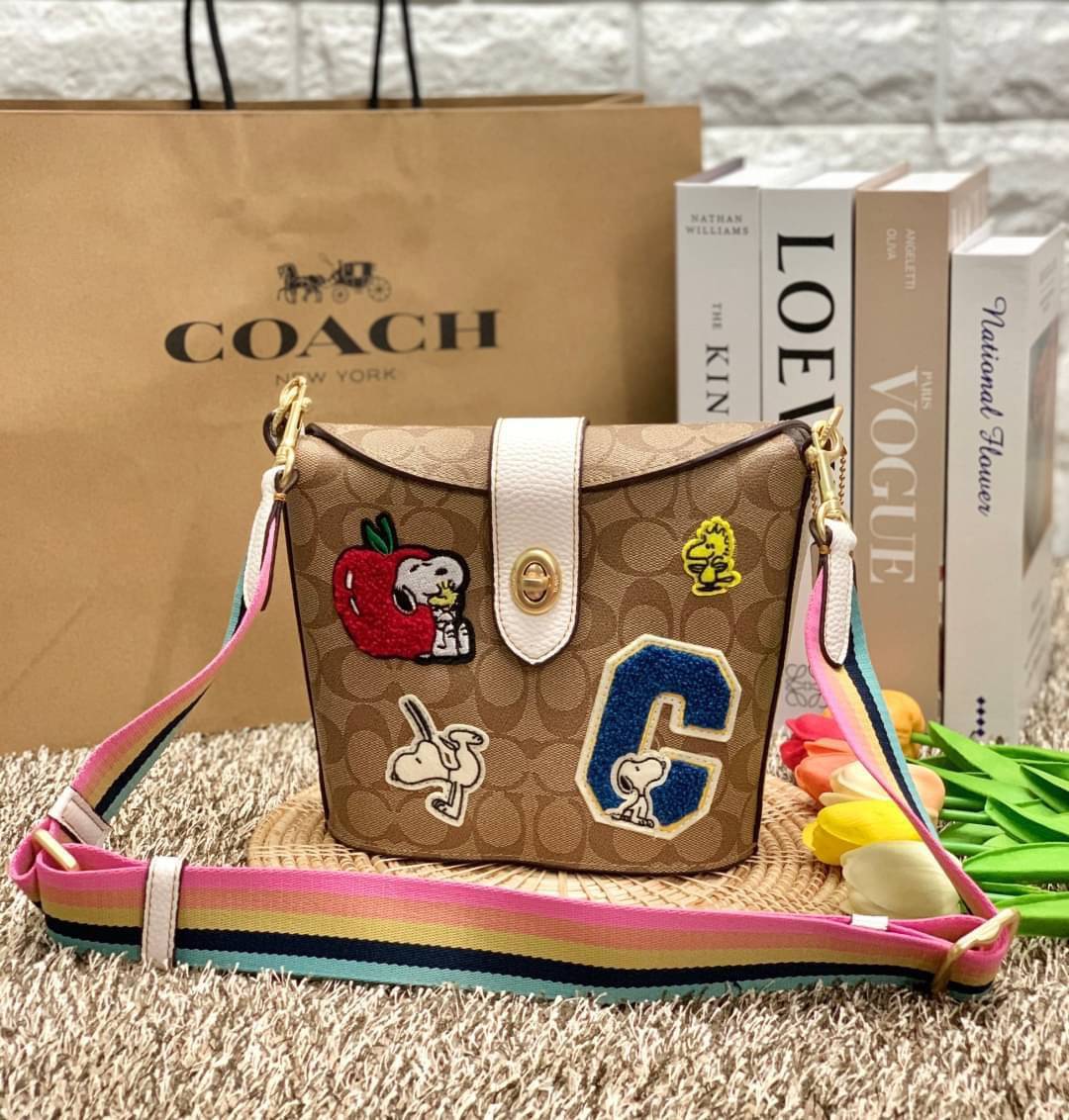 COACH C4113 - COACH X PEANUTS ADDIE CROSSBODY IN SIGNATURE CANVAS WITH VARSITY PATCHES พร้อมส่งทันที่! ลิมิเตทจาก Coach x Peanuts ที่รังสรรค์ลวดลายการ์ตูนลงบนกระเป๋าได้ซุกซนน่ารักดีมากๆค่ะ