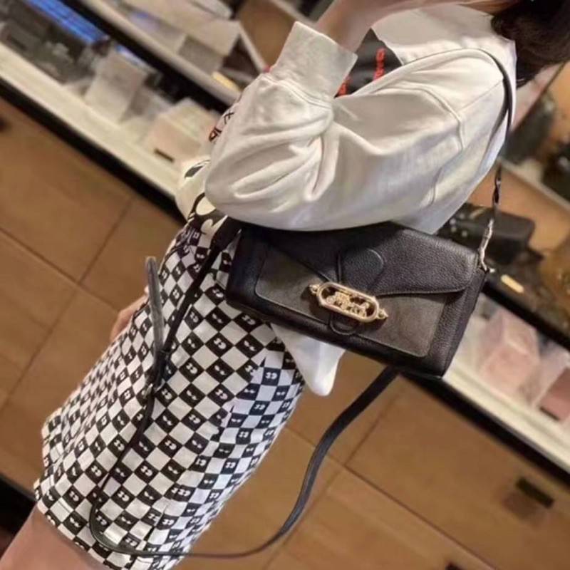 COACH SMALL JADE SHOULDER BAG [F91105,90782] กระเป๋าสะพายไหล่ ดีไซน์วินเทจย้อนยุค สวยคมชัด คลาสสิคใช้ได้ทุกลุค วัสดุหนัง pepble ทนทาน เปิด-ปิดด้วยฝาคาดโลโก้ พร้อมแถบแม่เหล็กในตัว รับรองแน่นหนา ด้านหลังมีช่องซิปให้ ภายในเป็นช่องโล่ง ขนาดกำลังดี ใช้งานง่าย 