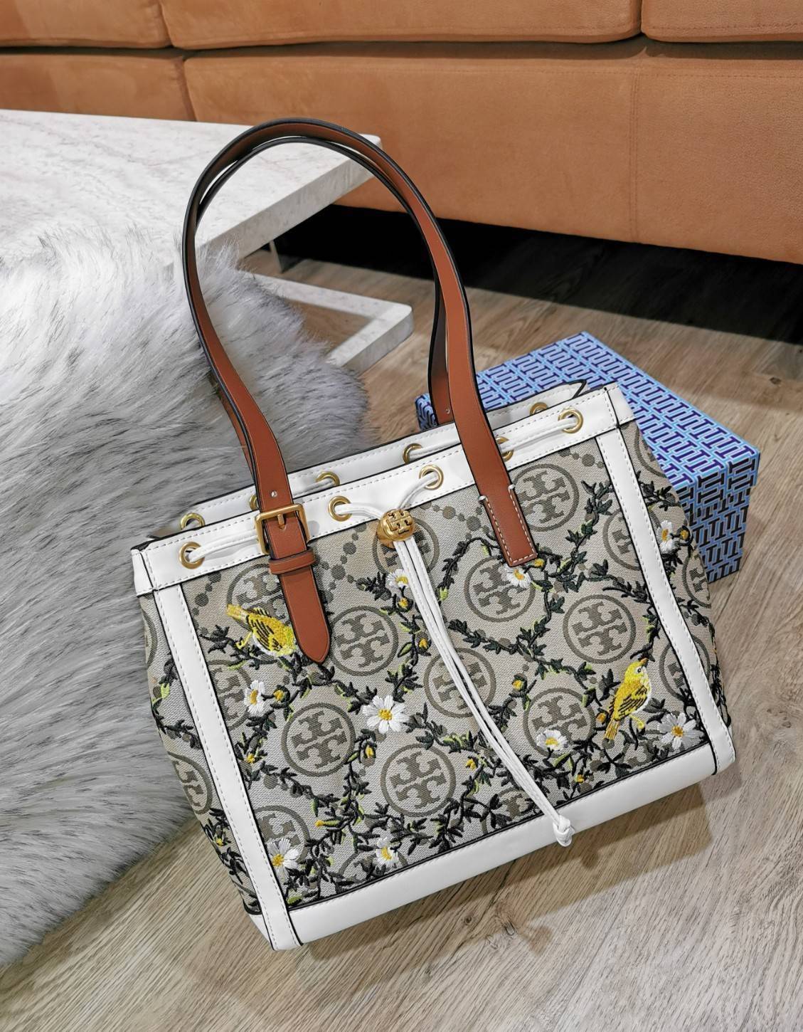 ของแท้ 💯% TORY BURCH FACTORY MONOGRAM JACQUARD TOTE BAG กระเป๋าถือหรือสะพายรุ่นล่าสุดดีไซน์ยอดนิยมจาก TORY BURCH FACTORY OUTLET วัสดุ Woven Jacquard & Leather ทอลาย Jacquard Singnature