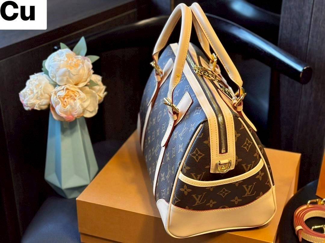 LV BOLSA BERKELEY MONOGRAM BAG กระเป๋าสะพายทรงหมอนดีไซน์วินเทจใบใหญ่ แต่งเพลทสีทองปั้มโลโก้ด้านหน้าสวยหรูโดดเด่น หูจับในตัวและสายคล้องไหล่ รูปทรงสวยตลอดกาล