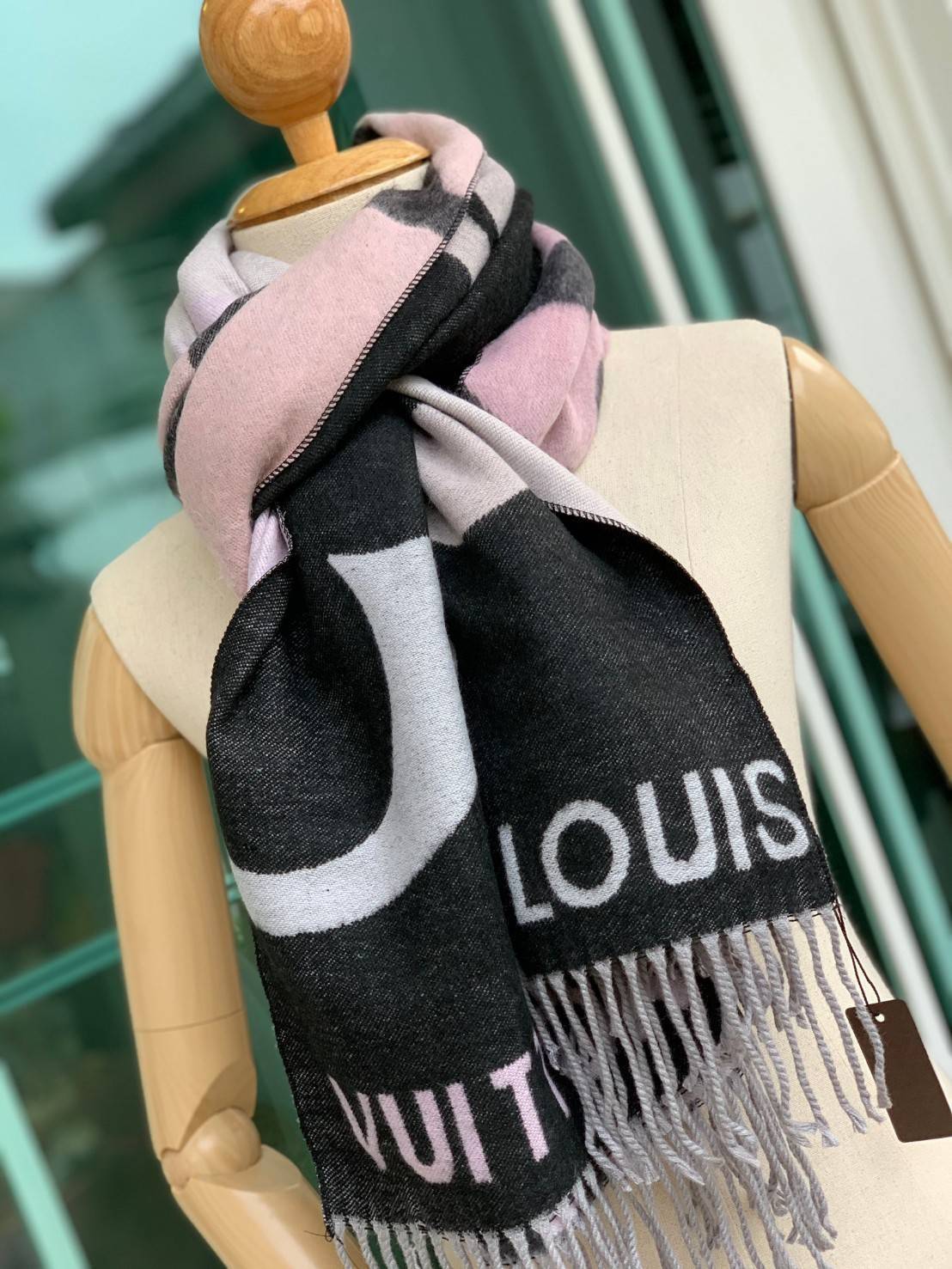 Louis Vuitton Women’s Scarves Accessories อีกหนึ่งแบรนด์ดังจากปารีส ด้วยงานพรีเมี่ยมกิ้ฟสีพาสเทล เพื่อส่งมอบความรู้สึกดีๆให้กับคนที่คุณรัก ในรูปแบบผ้าพันคอและผ้าคุมไหล่ผืนใหญ่ให้ความอบอุ่น ถักทอด้วยผ้าcashmere ผ้าเนื้อดี สัมผัสนุ่มมือ ทอลายในตัว สีและลายค