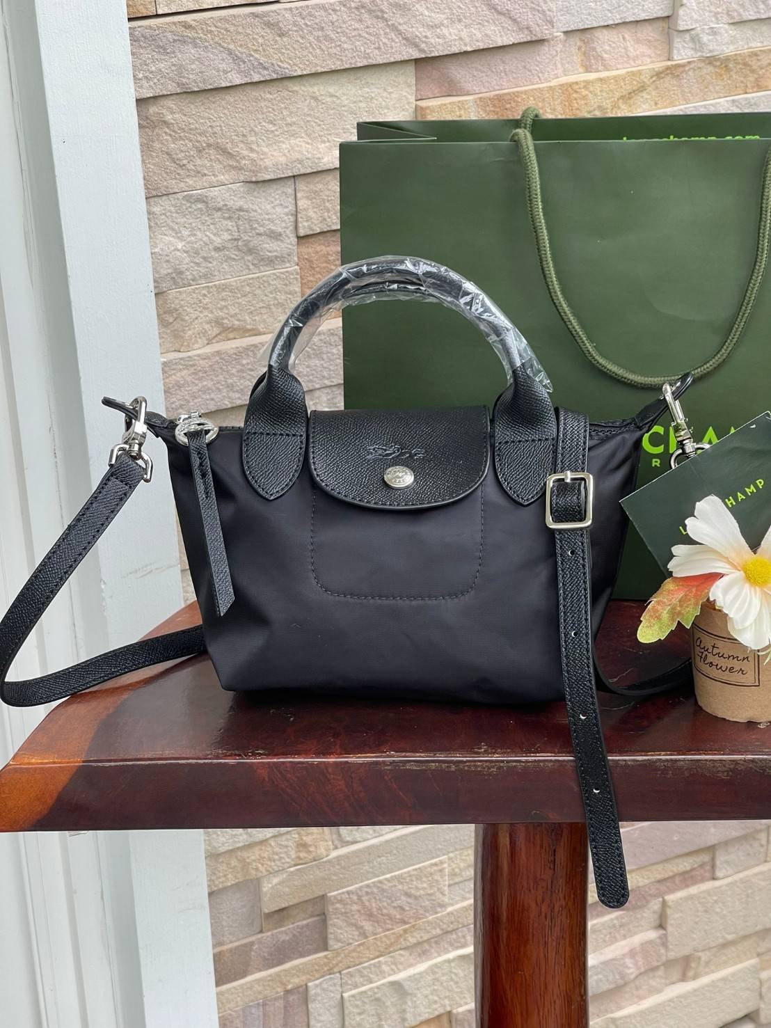 LONGCHAMP LE PLIAGE NÉO TOP HANDLE BAG XS คอลเลคชั่นสุดพิเศษจากลองฌอมป์ มีดีไซน์ที่เรียบหรูและคลาสสิก แฝงด้วยลูกเล่นแบบเฟมินีน แถมยังมีน้ำหนักเบาอย่างไม่น่าเชื่อ มาพร้อมกับหูจับกระเป๋าคู่และฝาปิดแบบกระดุม กระเป๋าถือใบนี้สามารถใช้ถือแบบทั่วไป มีสายสะพายถอด