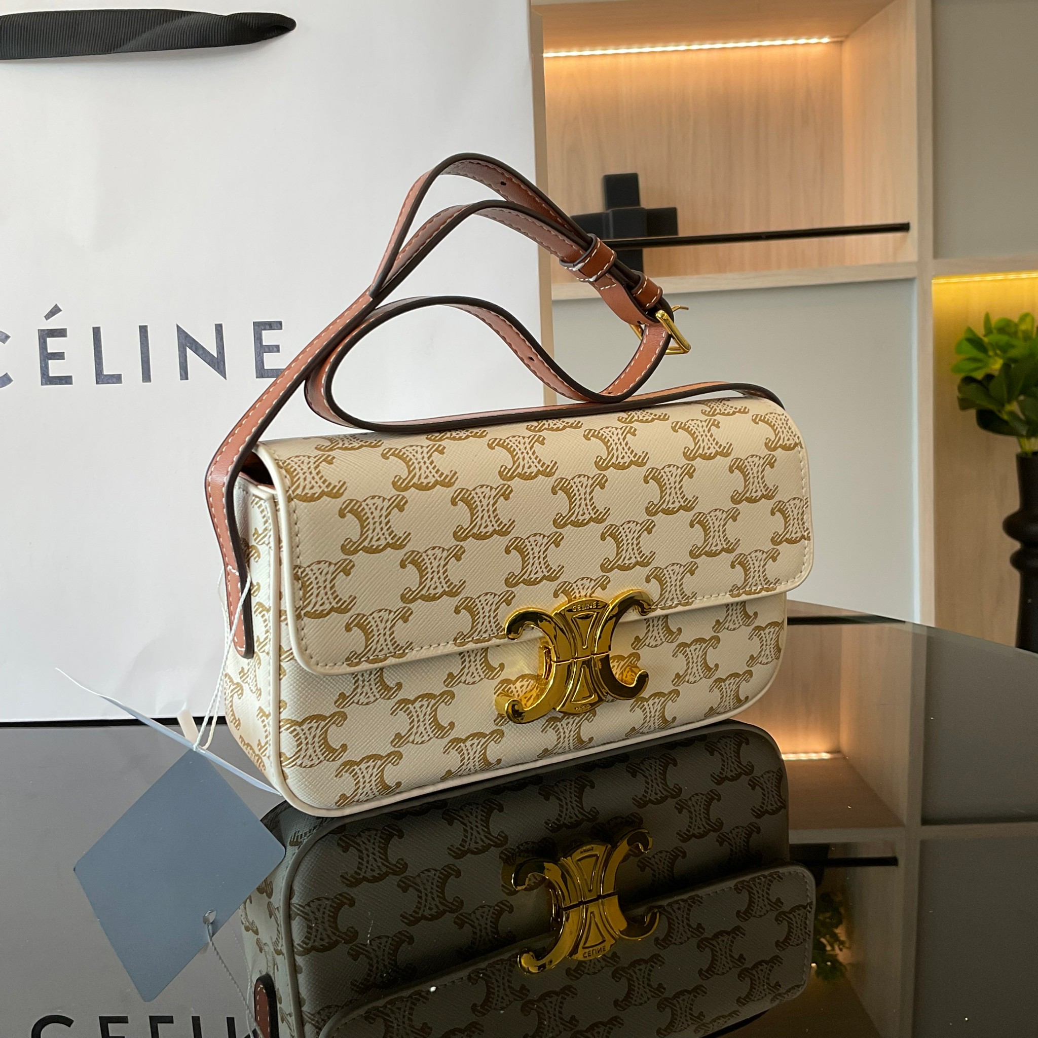 CELINE TRIOMPHE SHOULDER BAG งานหนังทั้งใบลายสวยหรู ด้านในเปิดด้วยด้วยที่บีบโลโก้อะไหล่ทอง จุของได้กำลังดี ใส่โทรศัพท์ กระเป๋าสตางค์ใบสั้น ของจุกจิกได้ เหมาะกับสาวๆในวันที่อยากสะพายชิลๆ ห้ามพลาดค่ะ!