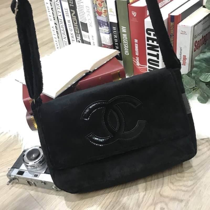 Chanel Beaute Crossbody Bag กระเป๋าสะพาย VIP. GIFT ของแท้ จาก Chanel Cosmetic วัสดุขนวูฟสีดำหนานุ่ม ตัดโลโก้แบรนด์หนังแก้วอสวยโดดเด่น น้ำหนักเบา เปิดปิดด้วยฝาปิดกระดุมแม่เหล็ก ใบใหญ่กำลังดี ใส่ iPad, กระเป๋าสตางค์ใบยาว, และของจุกจิกได้เยอะ มาพร้อมสายยาวเล