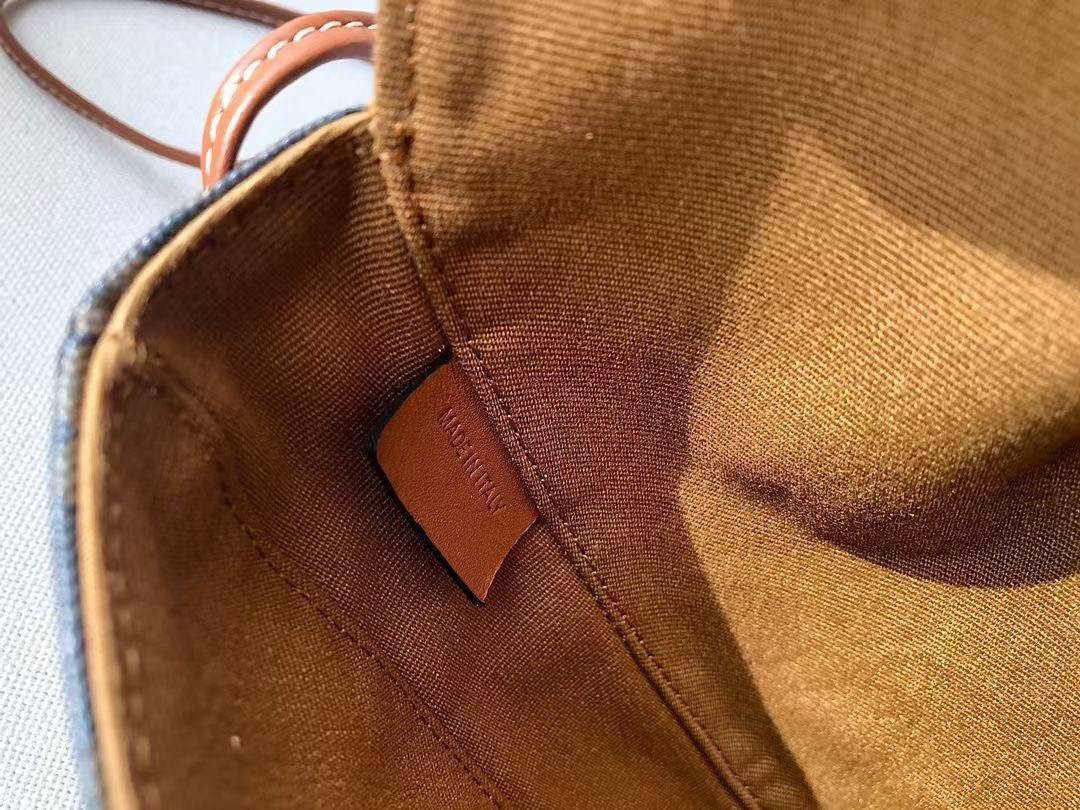 พรีเมี่ยมกิ๊ฟแท้ 100% 】พร้อมส่งที่นี่ที่เดียว VIP gift CELINE IN TRIOMPHE CANVAS TRIANGLE BAG หนังแท้