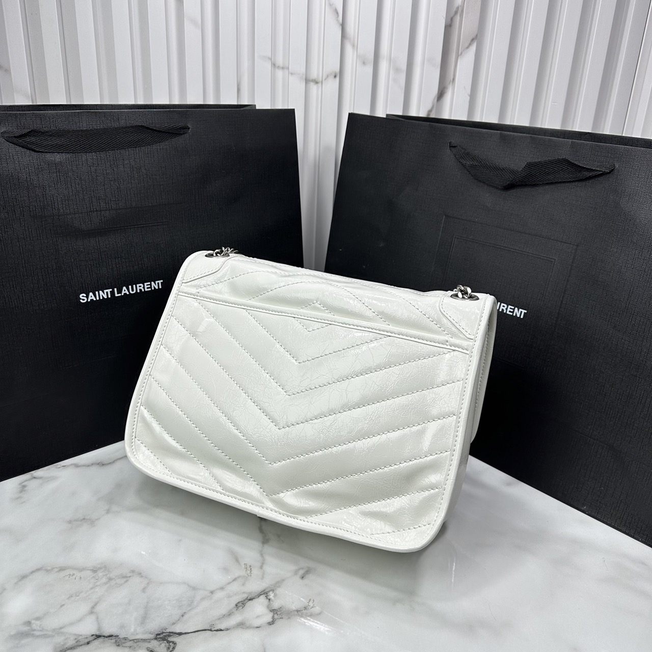 medium YSL Niki shoulder bag 11" กระเป๋าสะพายทรงคลาสสิค รุ่นยอดนิยมของแบรนด์ที่ใครๆก็ต้องมีใช้ ดีไซน์เรียบหรู