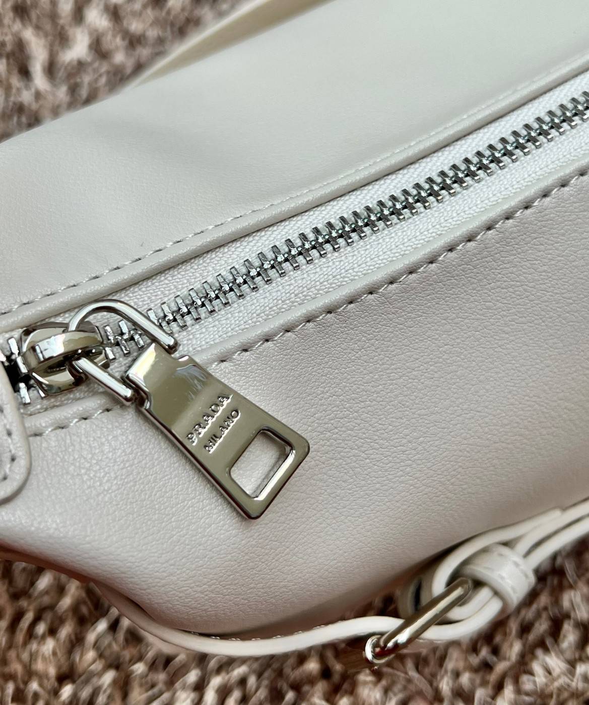 PRADA LEATHER SHOULDER BAG พร้อมส่งที่ไทย 📌เข้าใหม่ สวยหนักมากก จำนวนจำกัดค่ะ! ใบเดียวเอาอยู่ตลอดวันเลยค่ะ!