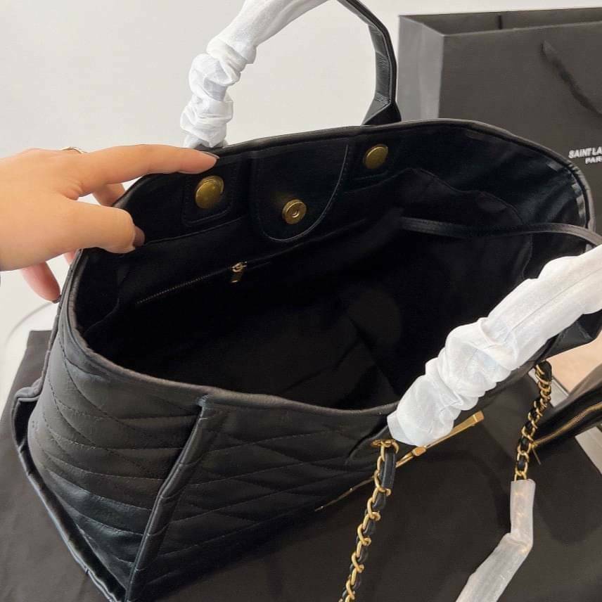 SAINT LAURENT ICARE MAXI SHOPPING BAG IN QUILTED LAMBSKIN / YSL ICARE MAXI SHOPPING BAG กระเป๋าทรงช็อปปิ้งใบใหญ่ มาพร้อมใบลูก พร้อมส่ง ใหม่ล่าสุด หนังนุ่มบุลายนวม โดดเด่นด้วยโลโก้แบรนด์และสายสะพายไหล่ใช้โซ่ทองอย่างดี สวยและหรูมากๆ ภายในกระเป๋ากว้างใส่สัมภ