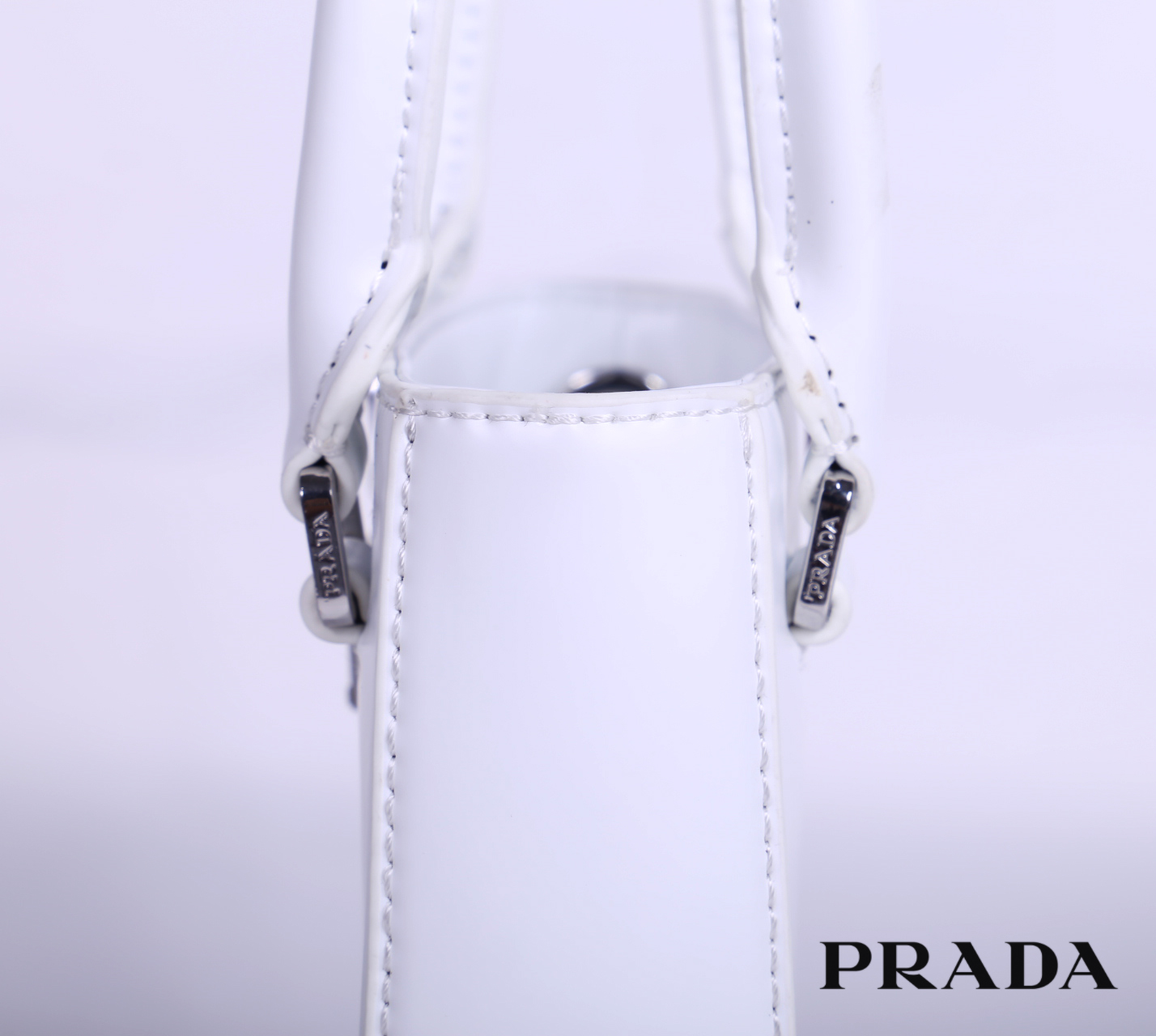 PRADA Small brushed leather tote กระเป๋าTote ขนาดเล็กที่มีดีไซน์ทรงเหลี่ยมโฉบเฉี่ยว วัสดุจากหนังเงาซึ่งเป็นวัสดุที่โดดเด่นของแบรนด์มาตั้งแต่ยุค 90'