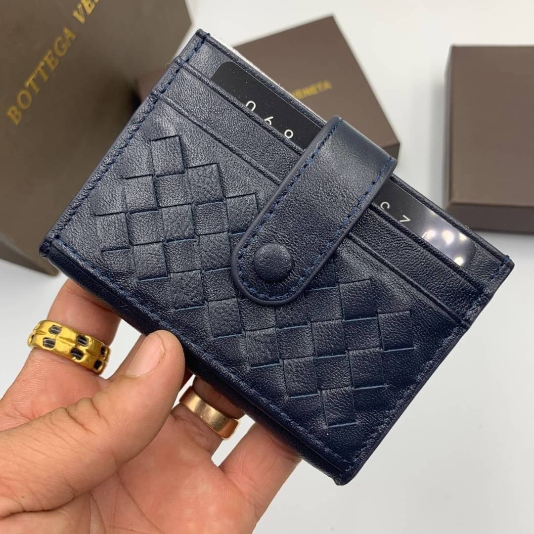 หนังแท้ BOTTEGA VENETA CARD HOLDER BI-FOLD / BV Card Holder พร้อมส่งที่ไทย กระเป๋าใส่บัตร 2 พับ รุ่นคลาสสิกที่หยิบมาใช้งานได้บ่อยที่สุด งานหนังลูกวัวแท้ทั้งใบ ใช้ทนทานได้นาน ใช้ทนทานได้นานภาพสินค้าถ่ายจากงานขายจริง ใช้งานต่างประเทศได้ค่ะ