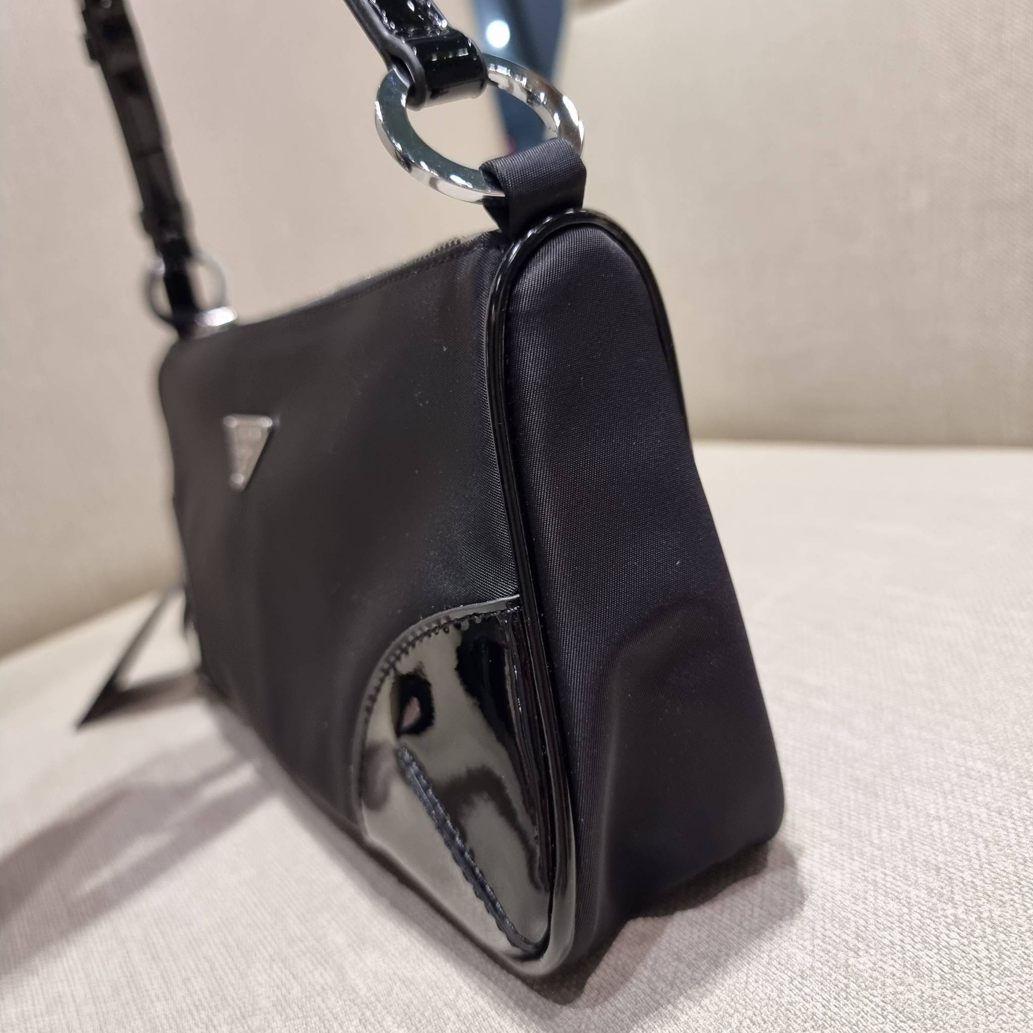 PRADA TESSUTO POCHETTE BAG กระเป๋าทรงพอช ดีไซน์ทรงยาวสุดล้ำ อัพลุคให้ดูแพงไปอีกด้วยดีเทลแต่งขอบด้วยหนังแก้ว วัสดุหลักตัวกระเป๋าเป็นไนล่อนคุณภาพดี เปิด-ปิดด้วยซิป พกพาง่ายด้วยสายสะพายในตัว ที่สามารถปรับได้อีก ภายในเป็นช่องโล่ง ใส่โทรศัพท์ได้ทุกรุ่น กระเป๋า