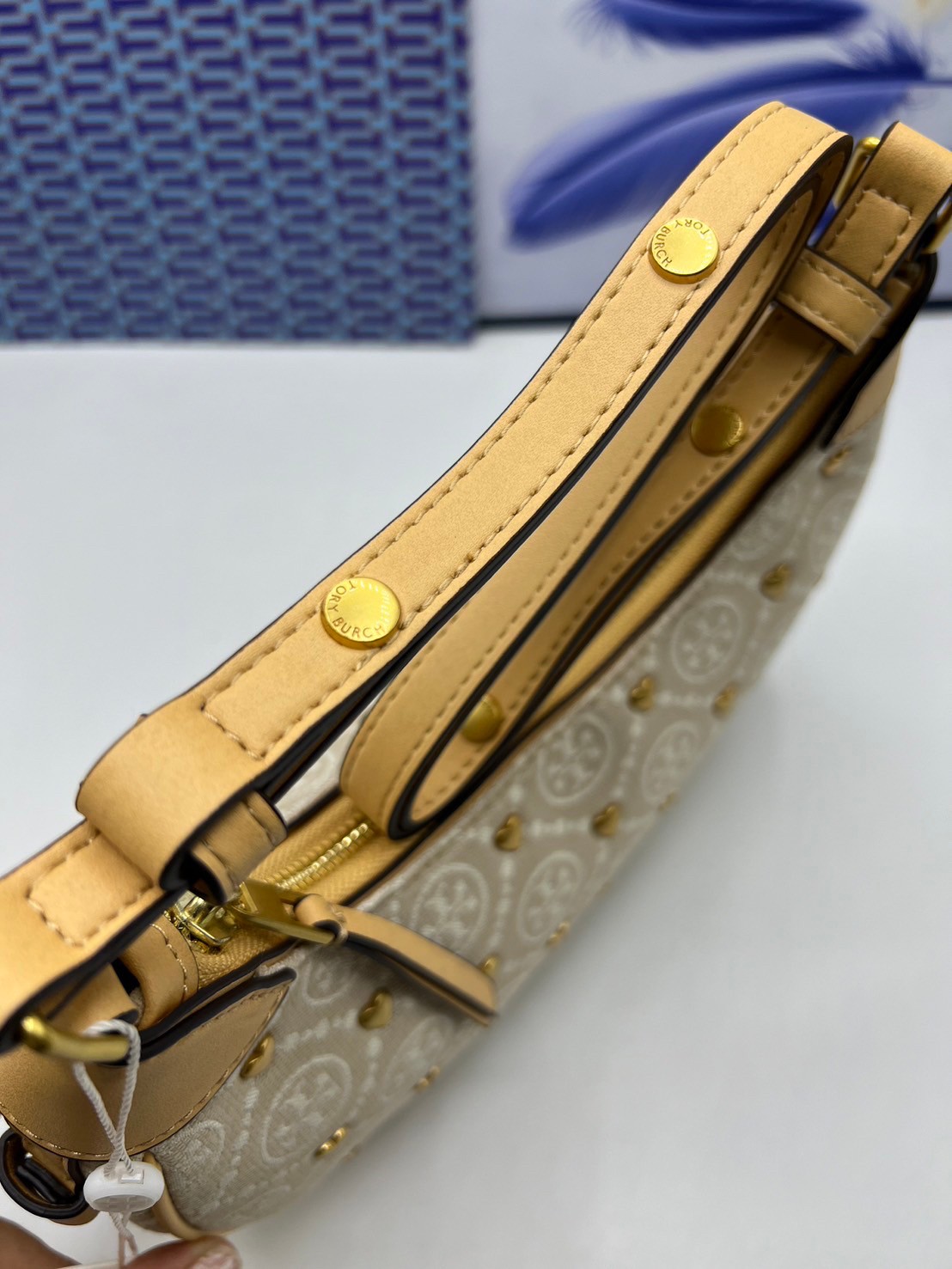 TORY BURCH T Monogram Crescent Bag NEW IVORY MULTI กระเป๋าทรงพระจันทร์เสี้ยวแต่งหัวใจสีทองสวยหรู น่ารักรุ่นใหม่ล่าสุด เกรดท็อปออริ เทียบแท้ 1:1 เกรดดีสุด