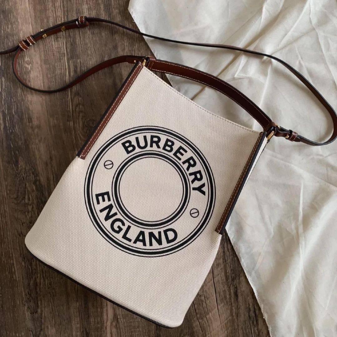 BURBERRY FRAGRANCES CROSSBODY BUCKET BAG กระเป๋าทรงบัคเก็ต รุ่นวินเทจสวยหรูอยู่ทรง มาพร้อมกระเป๋าคลัชใบเล็กสีน้ำตาลเข้าชุด จุของได้เยอะ งานจริงสวยน่าใช้มากๆ