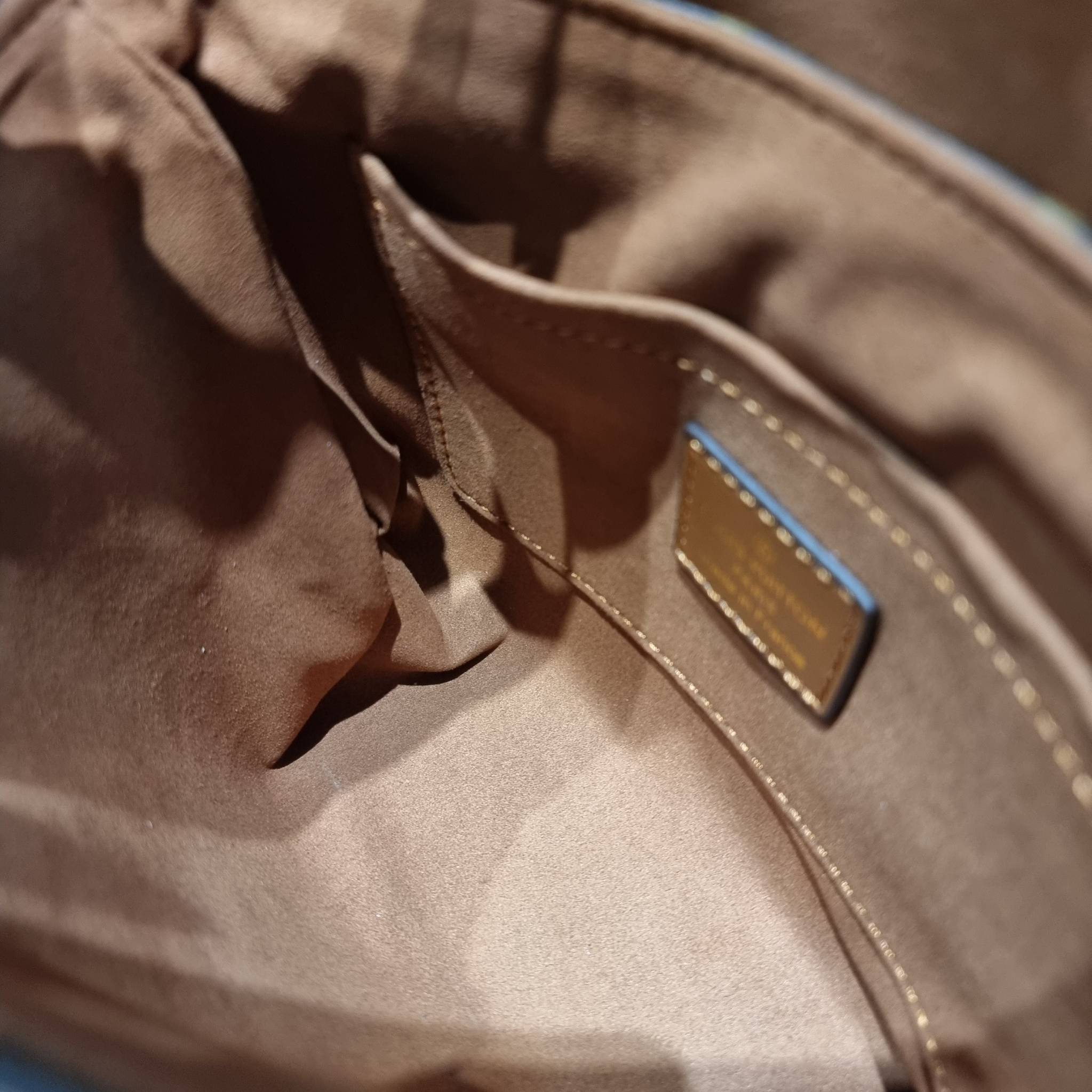 LV LOCKY BB MONOGRAM กระเป๋าสะพายข้าง ดีไซน์หรู ใหม่ล่าสุด สวยถึงบ้านได้ก่อนใคร มีใช้เลิศๆทันปีใหม่แน่นอน คุ้มที่สุด โดดเด่นด้วยอะไหล่ดัมมี่รูปกุญแจสีทอง