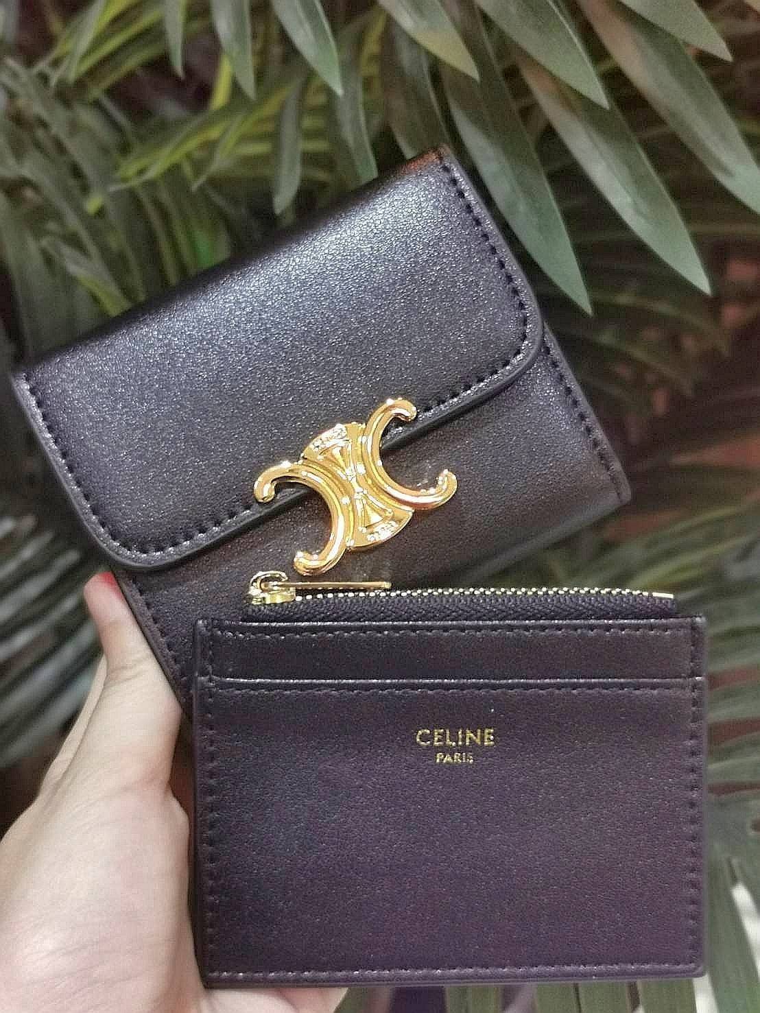 VIP 】CELINE SHORT WALLET VIP GIFT WITH PURCHASE GWP พรีเมี่ยมกิ๊ฟ Limited จาก CELINE HAUTE PARFUME DUTYFREE COUNTER วัสดุ Triomphe Canvas รุ่นใหม่เปิดปิดฝาพับกระดุม ภายในมีช่องแบ่งหลายช่อง ช่องใส่บัตรหลายช่อง ช่องใส่ธนบัตรใส่แบงก์พันได้เหมือนกระเป๋าสตางค์