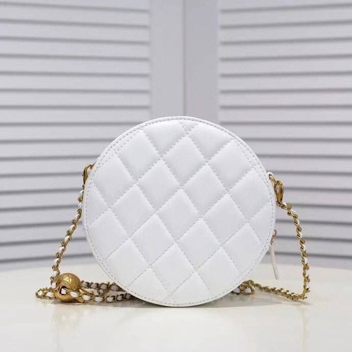 หนังแท้ VIP GIFT CHANEL Round Crossbody Bag กระเป๋าสะพายคาดลำตัวรุ่นนี้โดดเด่นด้วยรูปทรงกลมสุดชิค ขนาดกะทัดรัด พร้อมด้วยหนังกระเป๋าที่ทำจากหนังแท้คุณภาพดี รุ่นที่ตอบโจทย์และครองใจสาว ๆ ได้อย่างแท้จริง เนื่องจากมีดีไซน์เรียบหรู โดยทางแบรนด์ได้ใช้เทคนิคการเ