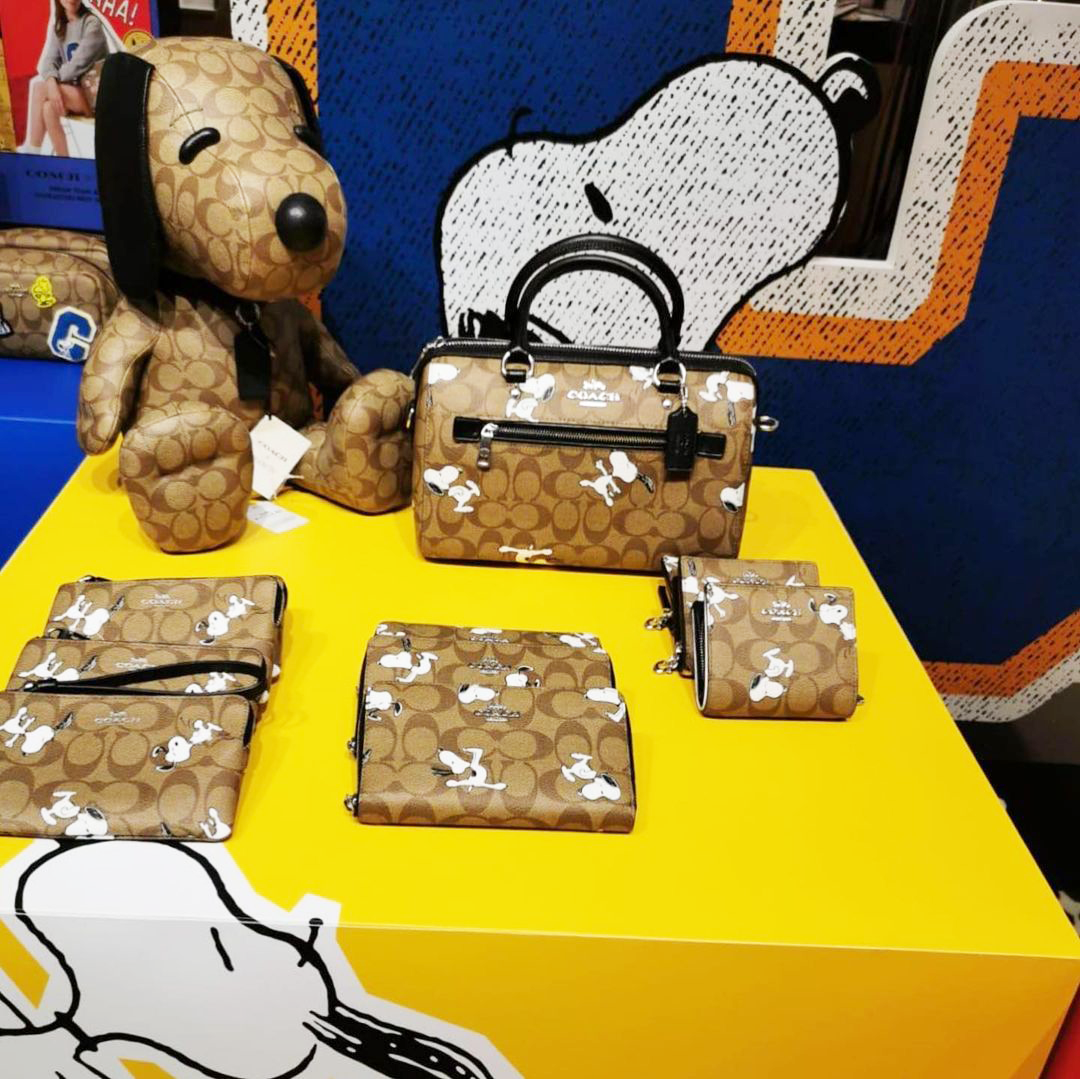 COACH FACTORY BOSTON BAG IN SIGNATURE X SNOOPY COLLECTION กระเป๋าถือหรือสะพายคอลเลคชั่นพิเศษจาก Coach Factory วัสดุ Signature refined calf leather หนังแท้ลายคอลเลคชั่น Snoopy เทคเจอร์สวยอยู่ทรง ดีไซน์ยอดนิยม ด้านหน้ามีโลโก้และช่องซิปแบรนด์ ช่องหลักเปิดปิด