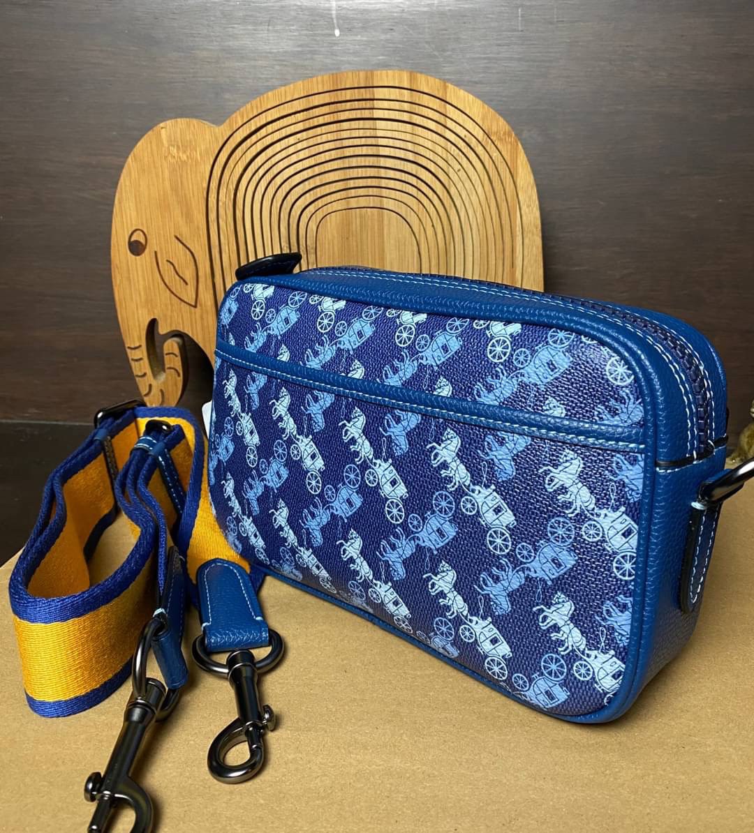 COACH ACADEMY CROSSBODY WITH HORSE AND CARRIAGE PRINT (COACH 89084) ผ้าใบเคลือบพิมพ์ลายและหนังกรวดขัดเงา ภายในกระเป๋ามัลติฟังก์ชั่น| ปิดด้วยซิป ซับในผ้า ด้านนอกมีซิปและกระเป๋าสลิป สายสะพายถอดได้