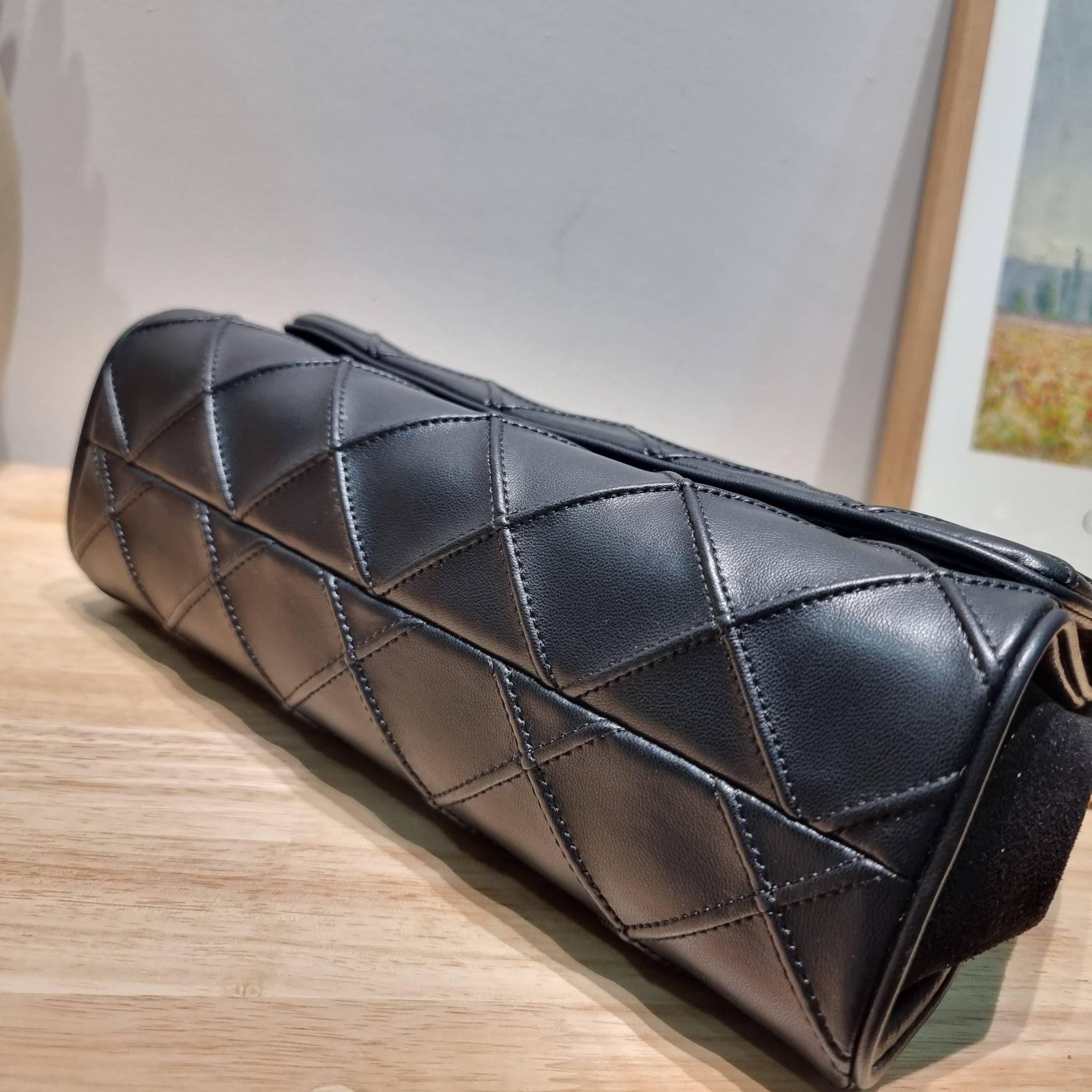 TORY BURCH FLEMING SOFT CONVERTIBLE SHOULDER BAG รุ่นหายาก กับดีไซน์ใหม่ล่าสุด มาพร้อมเสิร์ฟความสวยถึงบ้านไปเลย กับกระเป๋าสะพายไหล่ขนาดกำลังสวย หนังแท้นิ่มเต็มใบ สัมผัสสบายมือ