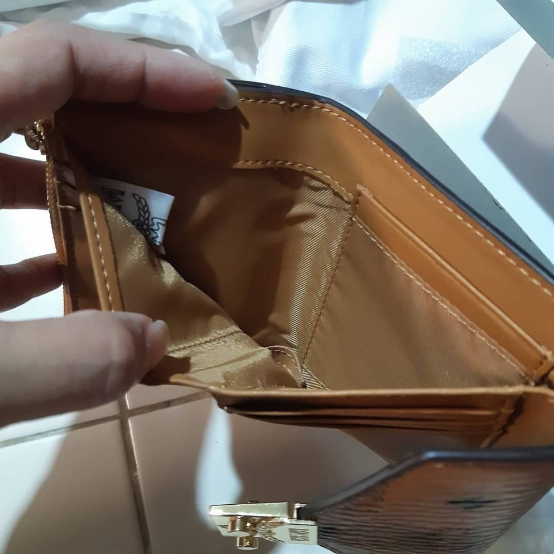 M.C.M PATRICIA THREE-FOLD WALLET IN VISETOS กระเป๋าสตางค์ใบเล็ก รุ่นฝาพับ unisex ใช้ได้ทั้งหนุ่มๆและสาวๆน้า ใช้งานง่าย ด้วยกระดุมโลโก้ พกพาง่าย วัสดุหนังแคนวาสคุณภาพดี ภายในเป็นหนังแท้ นิ่ม สวย ใส่บัตรได้เยอะ ใส่ธนบัตรได้ทุกชนิด ในช่องมีที่ใส่บัตรพิเศษภาย