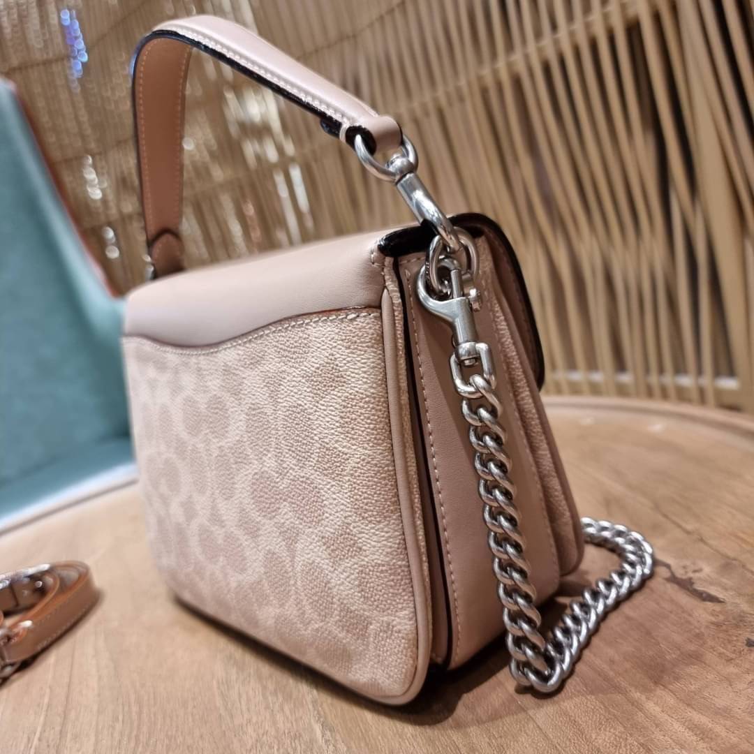 COACH 89089 CASSIE CROSSBODY 19 IN SIGNATURE CANVAS คัมแบ็คแล้วจ้า!! เรียบหรู ดูดี ต้องไอเท็มนี้เลย!! กระเป๋าสะพายข้าง สุดพิเศษ!! มีสายมาให้ถึง 3 แบบ!! สลับใช้แมทช์ตามสไตล์ได้เลย วัสดุหนังแคนวาสสลับหนังแท้ บอกเลยว่าสวยทุกสีนะคอลนี้ เปิด-ปิดด้วยตัวบิดล็อค 