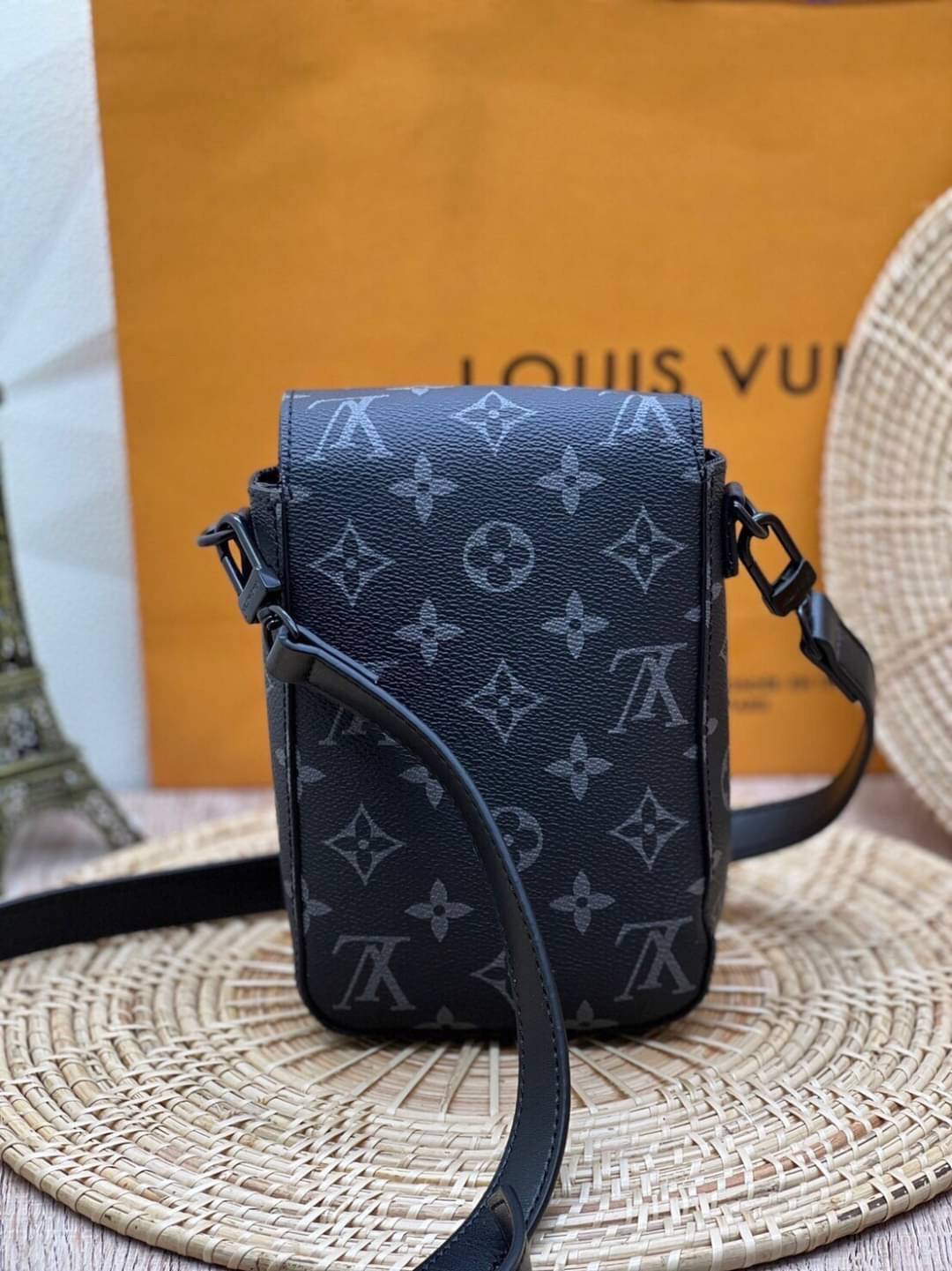 LV S-Lock Vertical wearable wallet / LV Phone bag Monogram Macassar coated canvas and black cowhide leather เกรดออริจินอล ใช้ได้ทั้งผู้หญิงผู้ชาย พร้อมส่งที่ไทย ภาพสินค้าถ่ายจากงานขายจริง ใช้งานต่างประเทศได้
