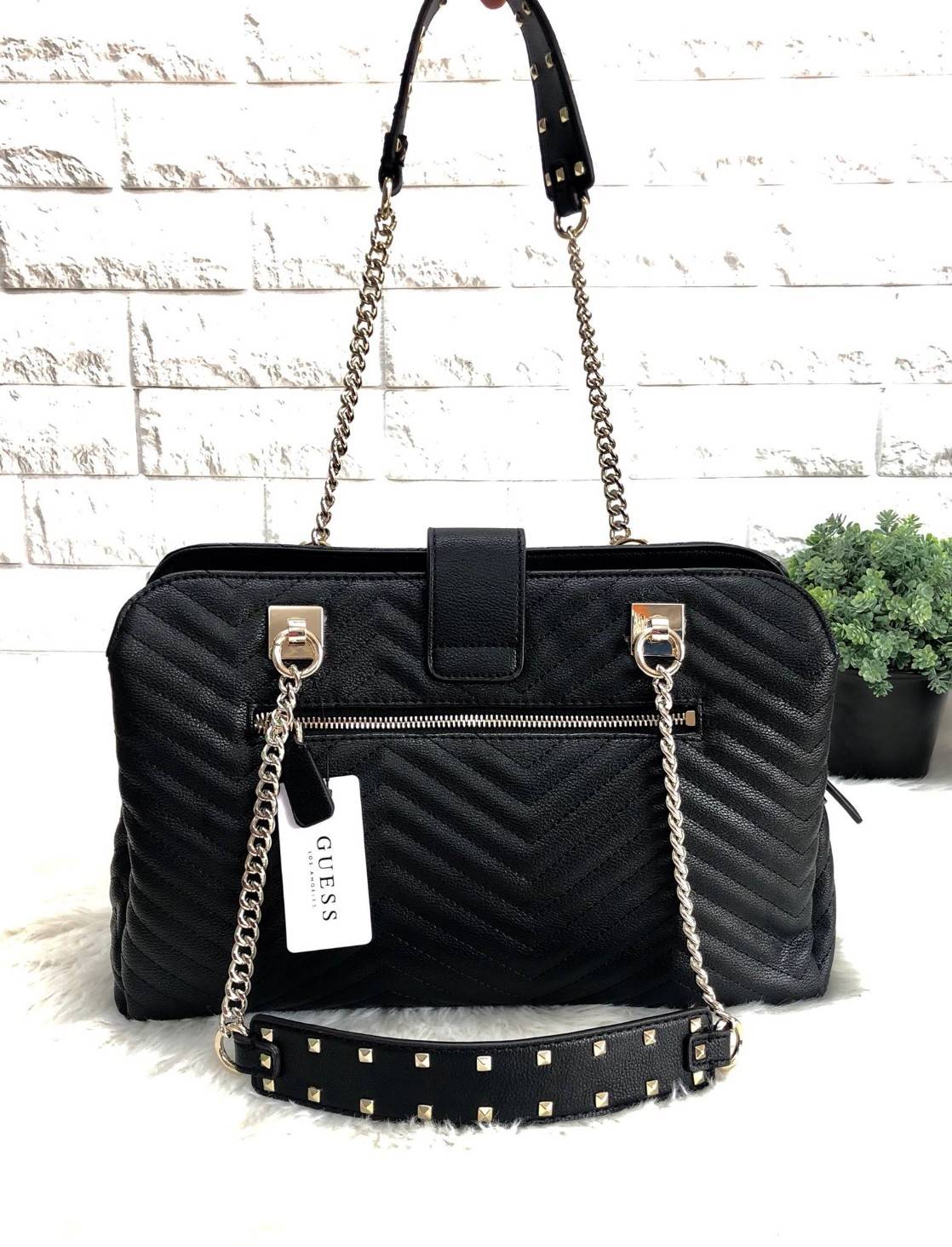 GUESS WOMEN’S VIOLET GIRLFRIEND SATCHEL SHOULDER BAG พร้อมส่งความสวยค่ะ!! กระเป๋าถือ สะพายไหล่ วัสดุเย้บหนังลายนวม หนังนิ่ม ทรงป่องสวยงามาก ด้านหน้าห้อยพวงพู่ยาวลงมาสวยมากๆทีเดียวค่ะ ปากกระเป๋าเปิดปิดแบบกระดุมแม่เหล็ก มีอะไหล่โลโก้แบรนด์หรู ช่องหลักแบ่ง เ