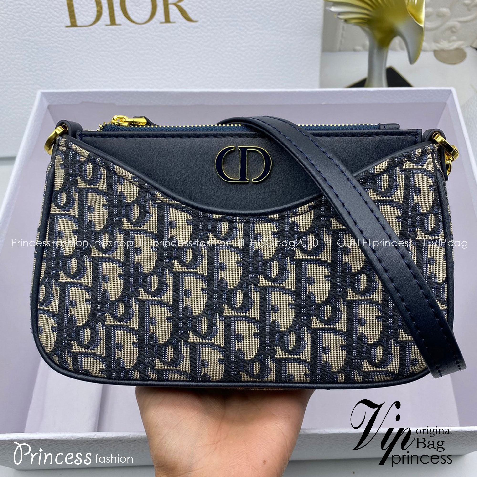 DIOR 30 Montaigne Hobo Avenue Mini Bag | Blue Jacquard กระเป๋าสะพายทรงโฮโบ แบรนด์หรู ขนาดกำลังสวย ดีไซน์ใหม่ 2023 รูปทรงใช้งานง่าย ภายในเป็นช่องโล่ง ใส่ของสำคัญได้ครบสบายๆ พิเศษมาก!! มาพร้อมใบเล็ก พร้อมใช้งาน คุ้มมากค่ะ