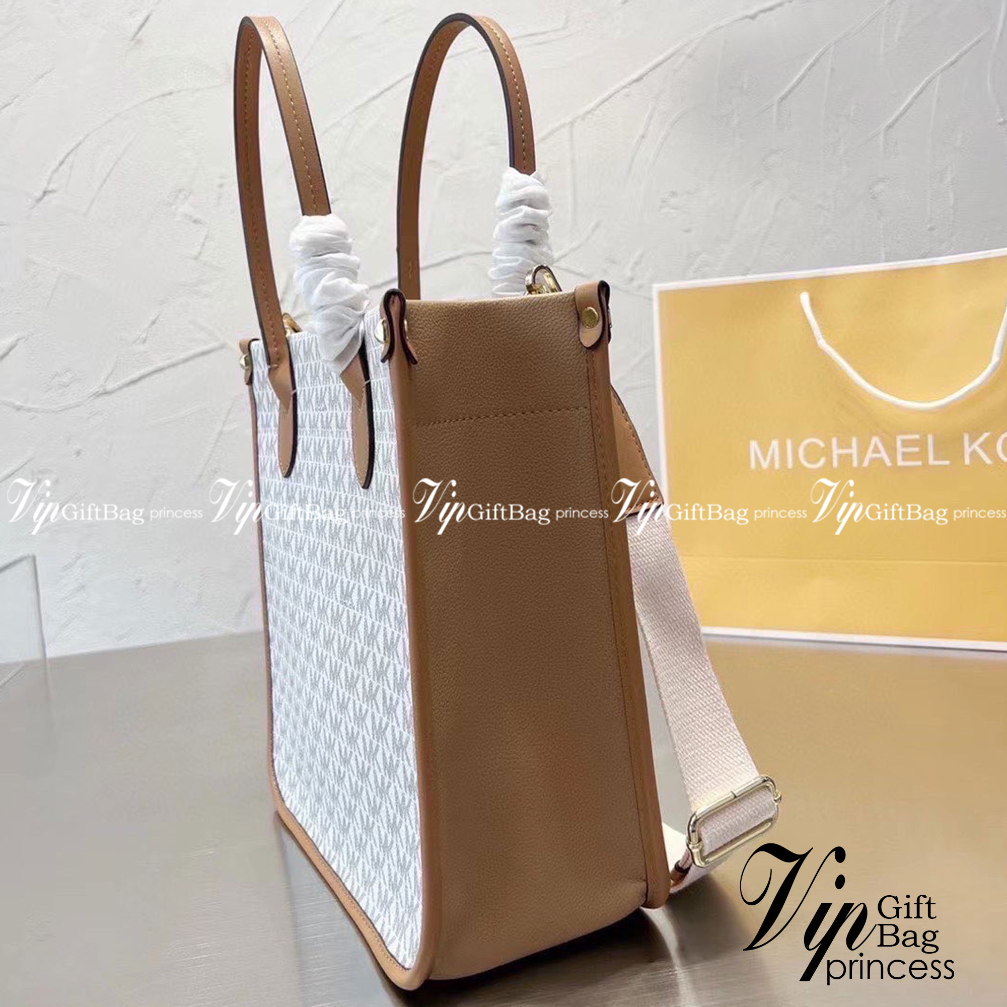 Michael Kors Heidi Tote / Michael Kors Bolsa tote Heidi monogram / MK Tote กระเป๋าสะพายทรง tote มาใหม่ MK หนังพิมพ์ลายแบรนด์ ภายในโล่งกว้าง จุของได้เยอะมาก อะไหล่ปั้มทุกจุด แมทง่ายได้ทุกลุค ภาพถ่ายจากงานขายจริง ใช้งานต่างประเทศได้
