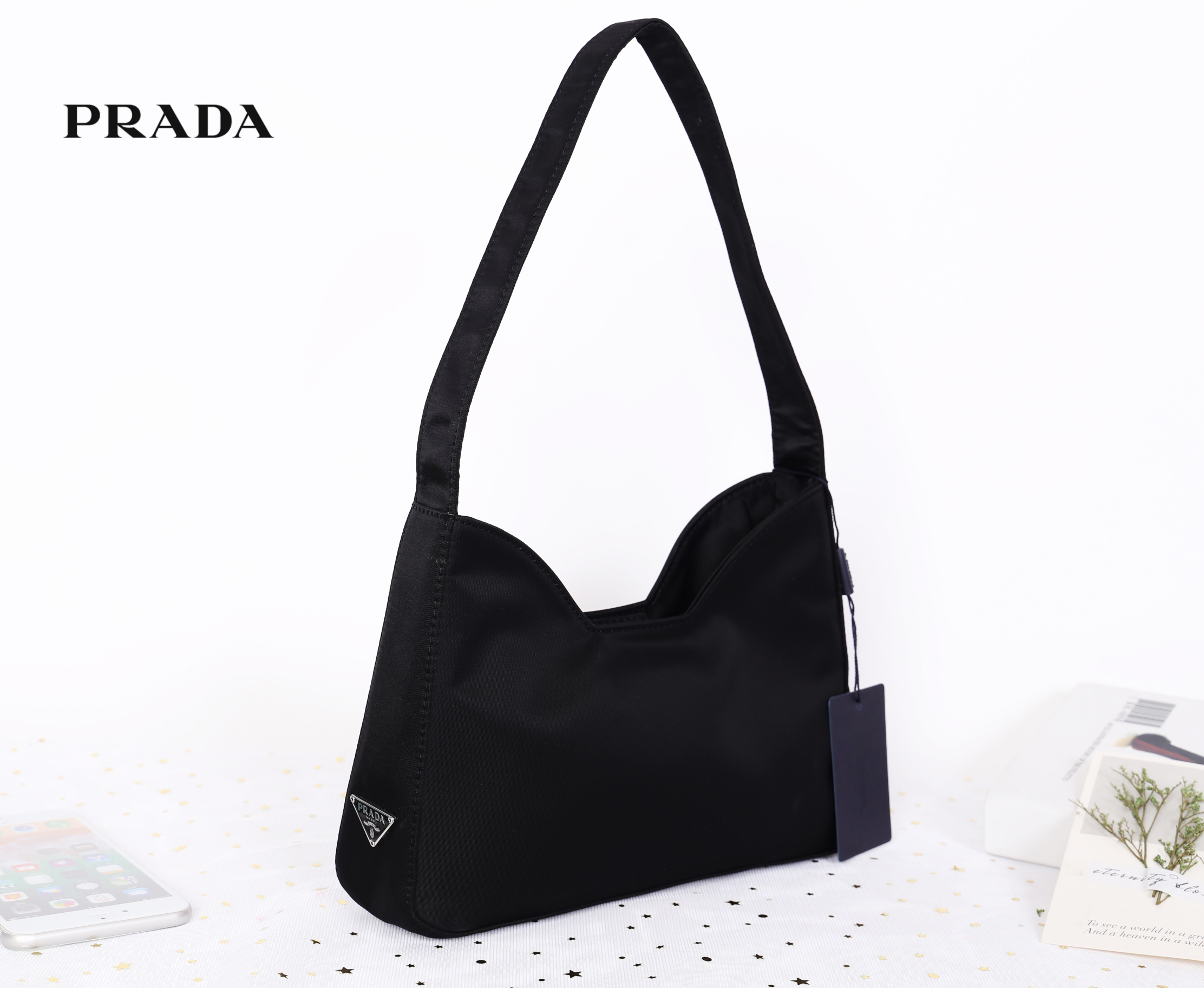 PRADA Nylon Shoulder & Handbag โดดเด่นด้วยโลโก้แบรนด์ด้านข้างกระเป๋าที่ไม่เหมือนใคร เปิด- ปิด ด้วยการติดแบบลอกออก ด้านในมี 1 ช่องโล่ง และช่องเล็กพร้อมโลโก้แบรนด์เป็นอีกใบที่สาวๆไม่ควรพลาด