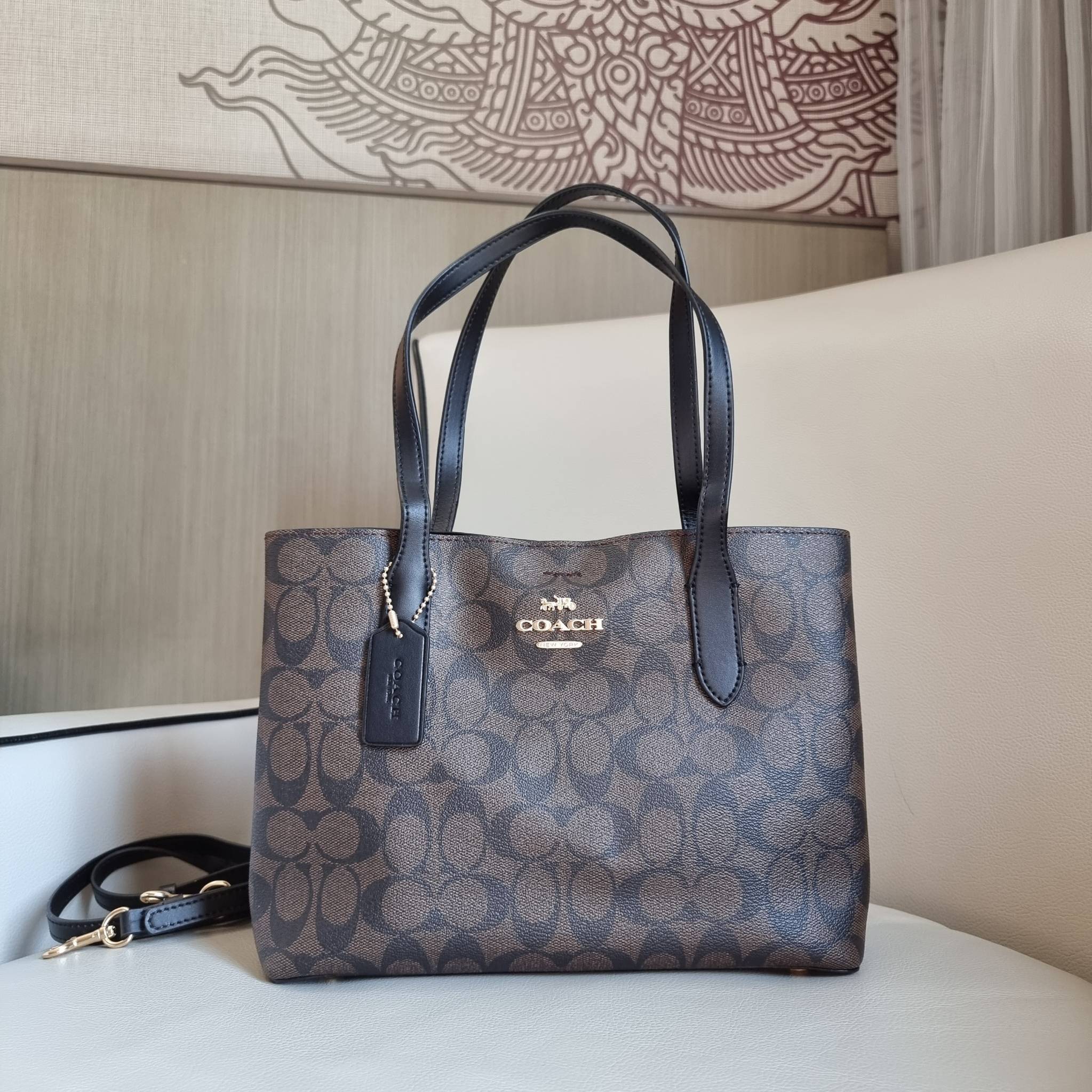 OUTLET 】COACH 73293 MINI AVENUE CARRYALL IN SIGNATURE CANVAS กระเป๋าสะพายรุ่นคลาสสิค คัมแบคแล้วจ้าแม่!! ไซส์กำลังสวย วัสดุหนังแคนวาสคุณภาพดี ด้านข้างเก็บทรงได้ เปิด-ปิดด้วยกระดุมแม่เหล็ก ใช้งานง่าย มีช่องซิป ใบนี้เห็นเล็กๆ แต่จุได้เยอะพอสมควรเลยน้า ɣ