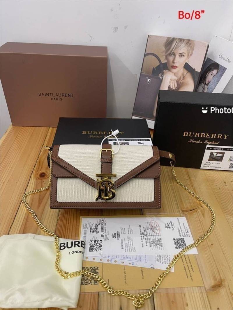 BURBERRY Mini Two-tone Canvas and Leather TB Bag / BURBERRY FRAGRANCES CROSSBODY WITH CHAIN วัสดุ Canvas & Leather ทรงเหลี่ยมสวยหรูอยู่ทรงมีโลโก้แบรนด์ด้านหน้า พร้อมสายสะพายโซ่อะไหล่ทอง